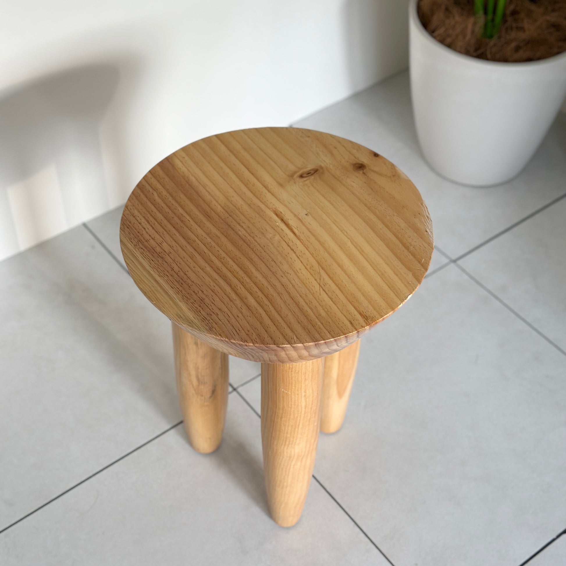 ナチュラルウッドの木製スツールの上部