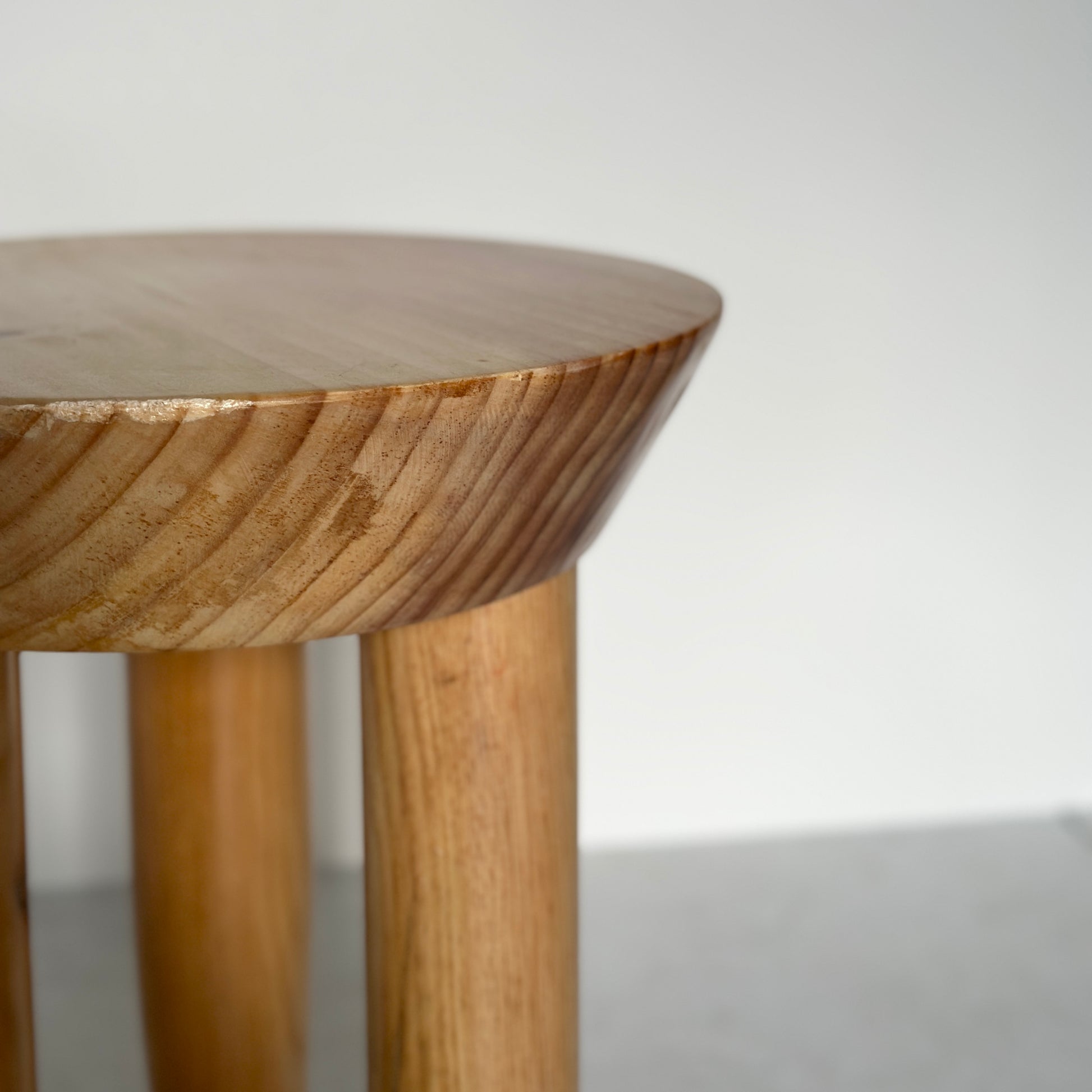 ナチュラルウッドの木製スツールの側面