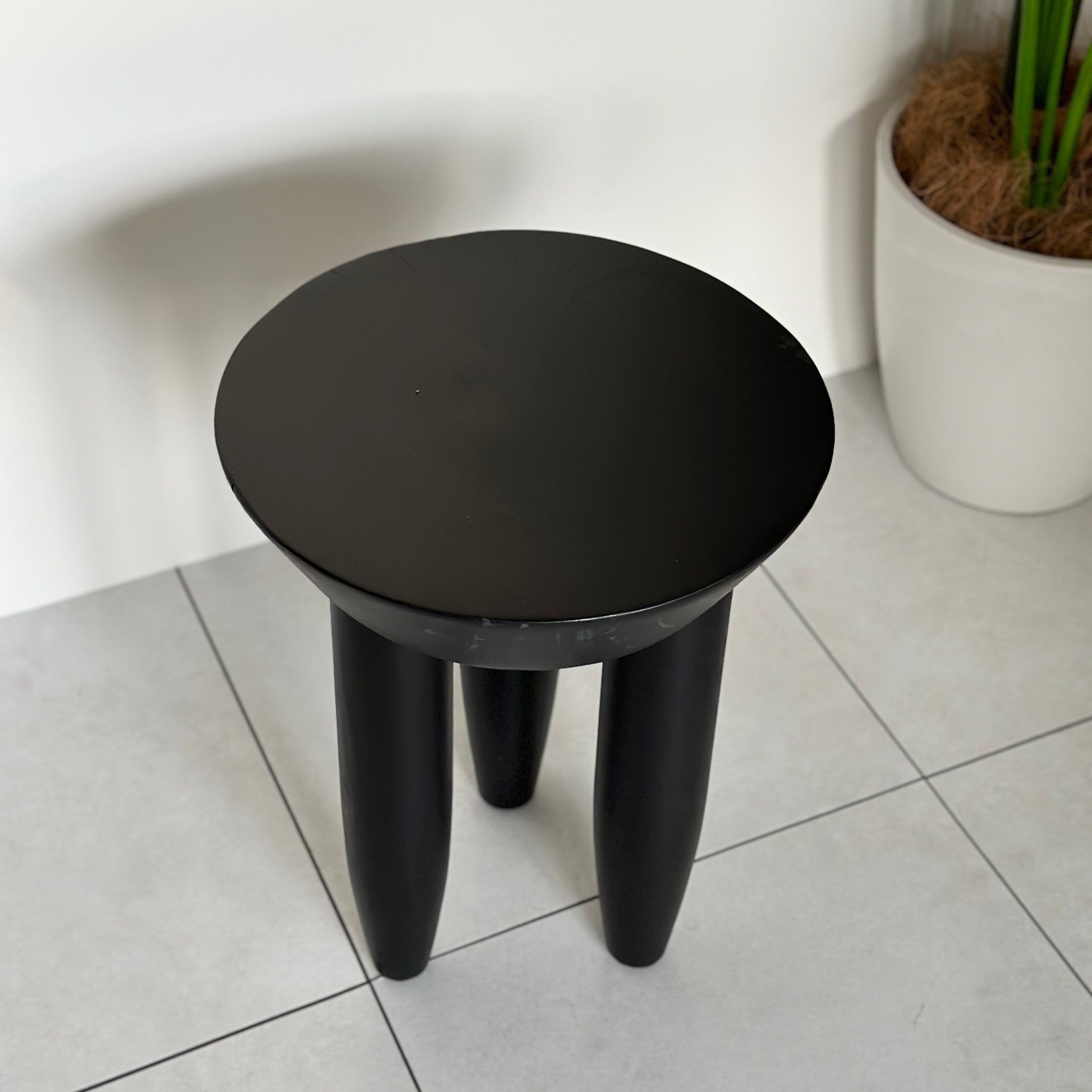 ブラックの木製スツールの上部