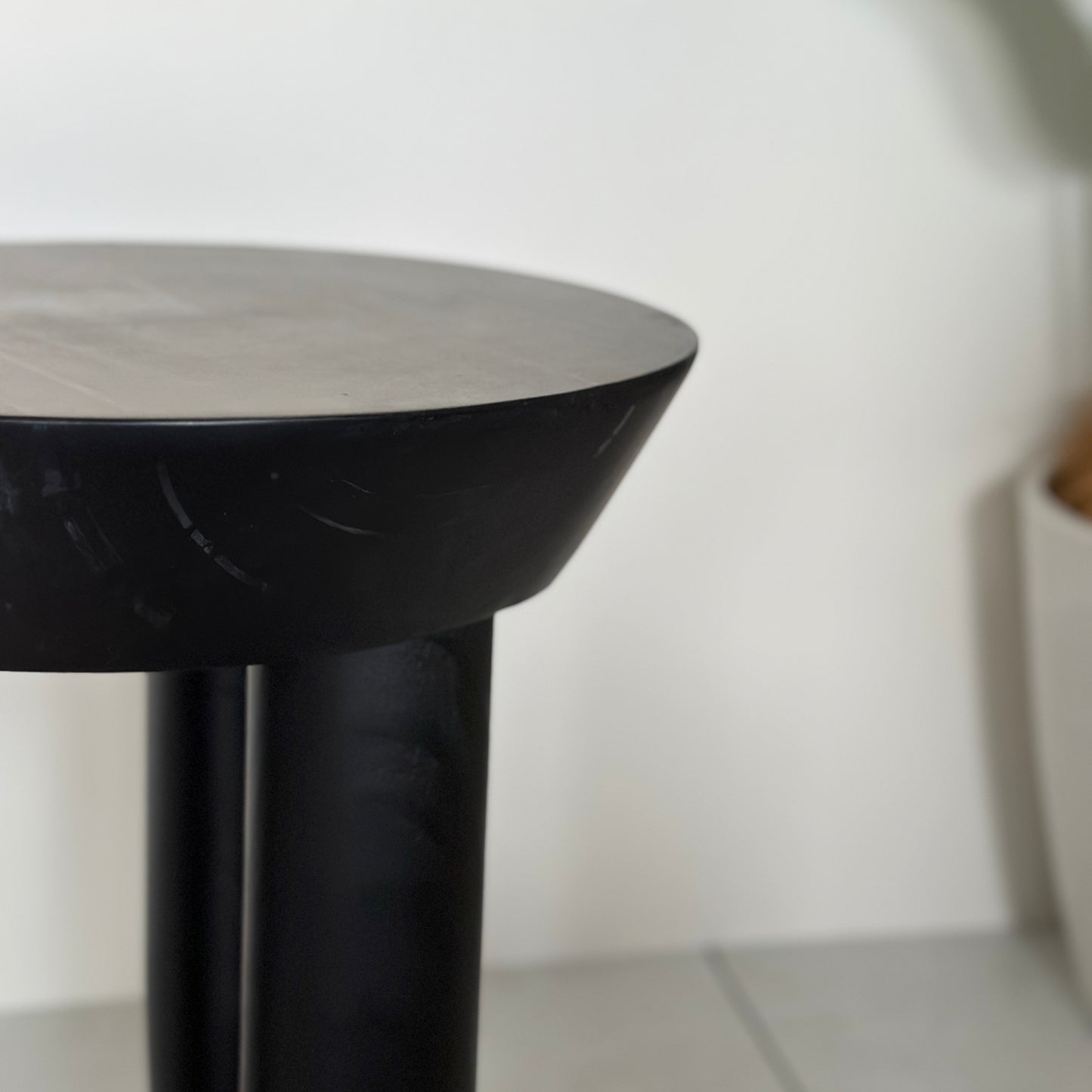 ブラックの木製スツールの側面