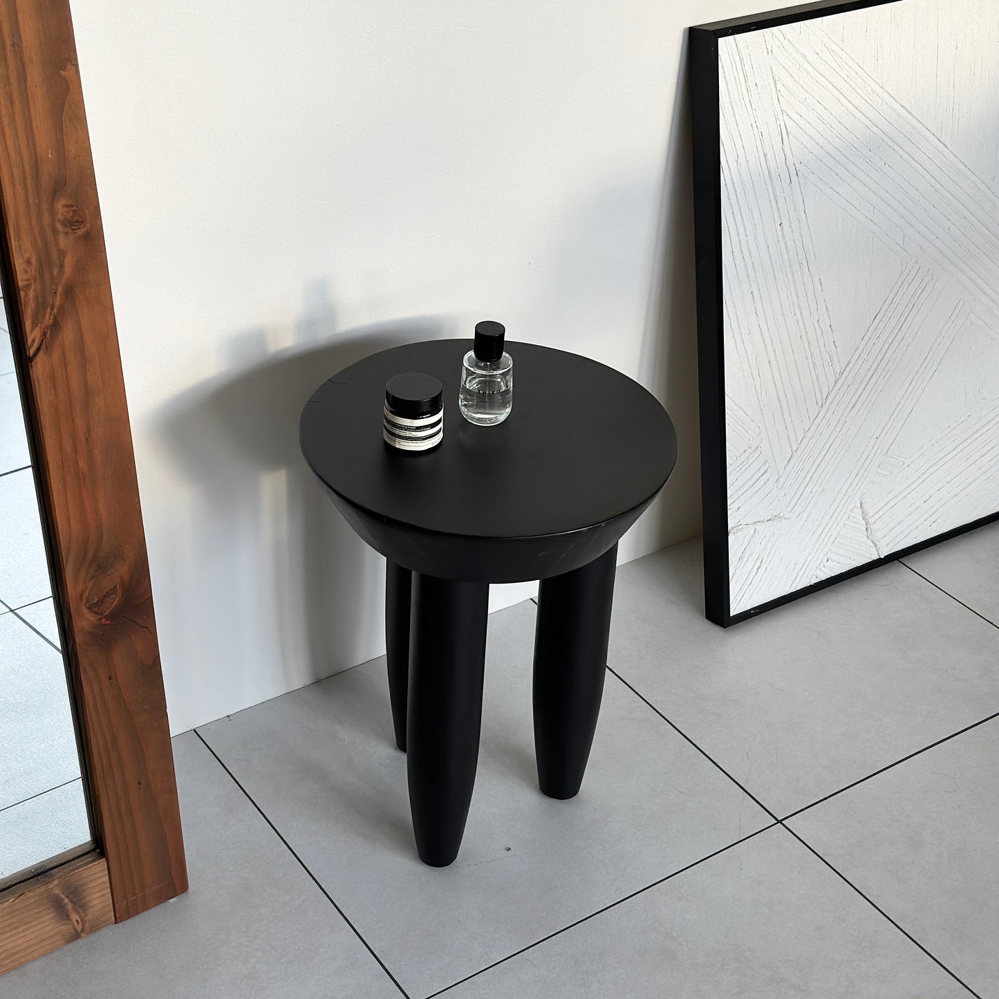 香水2つ乗っているブラックの木製スツール