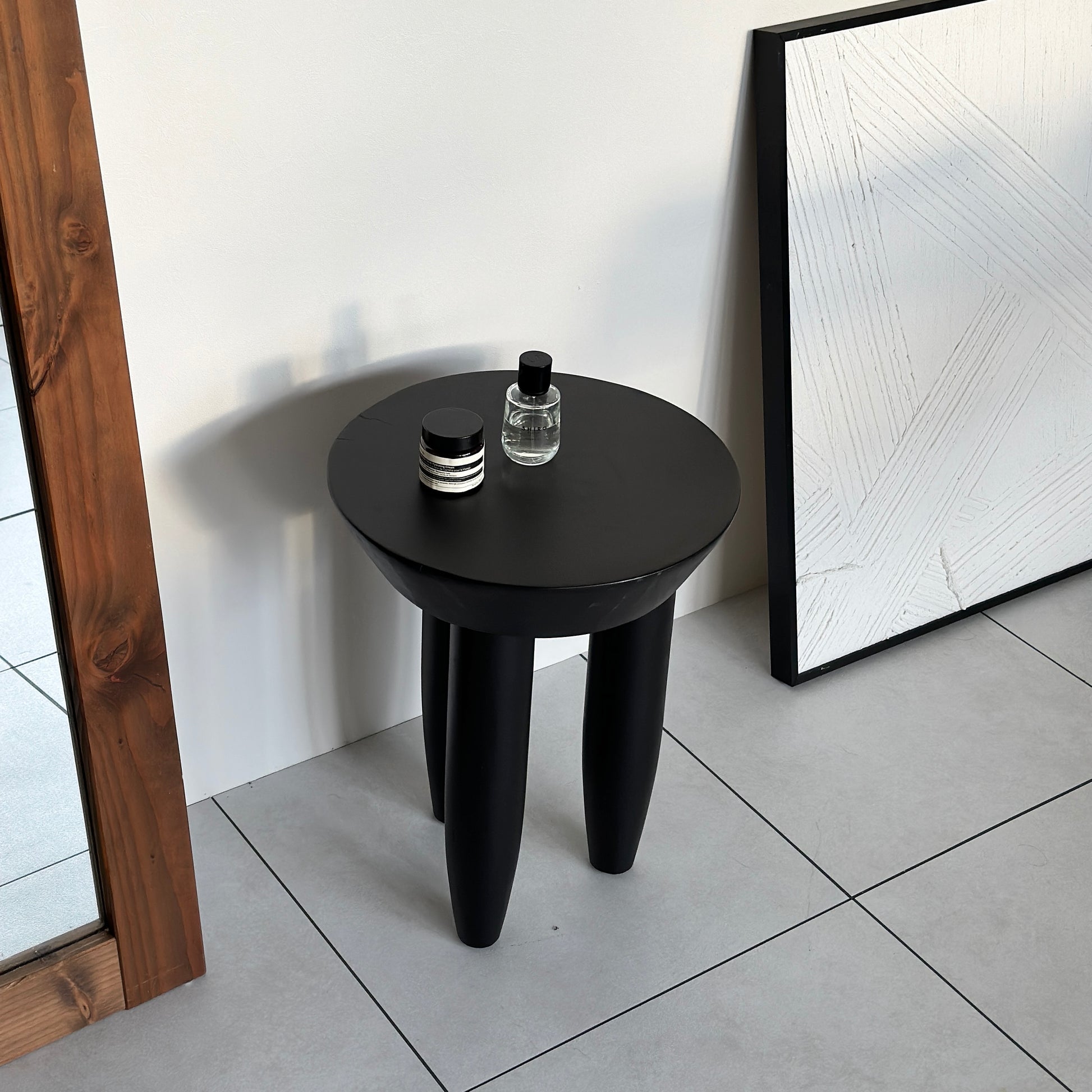 香水2つ乗っているブラックの木製スツール