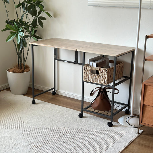 2way仕様のバタフライデスクを広げてデスクとして置いている様子