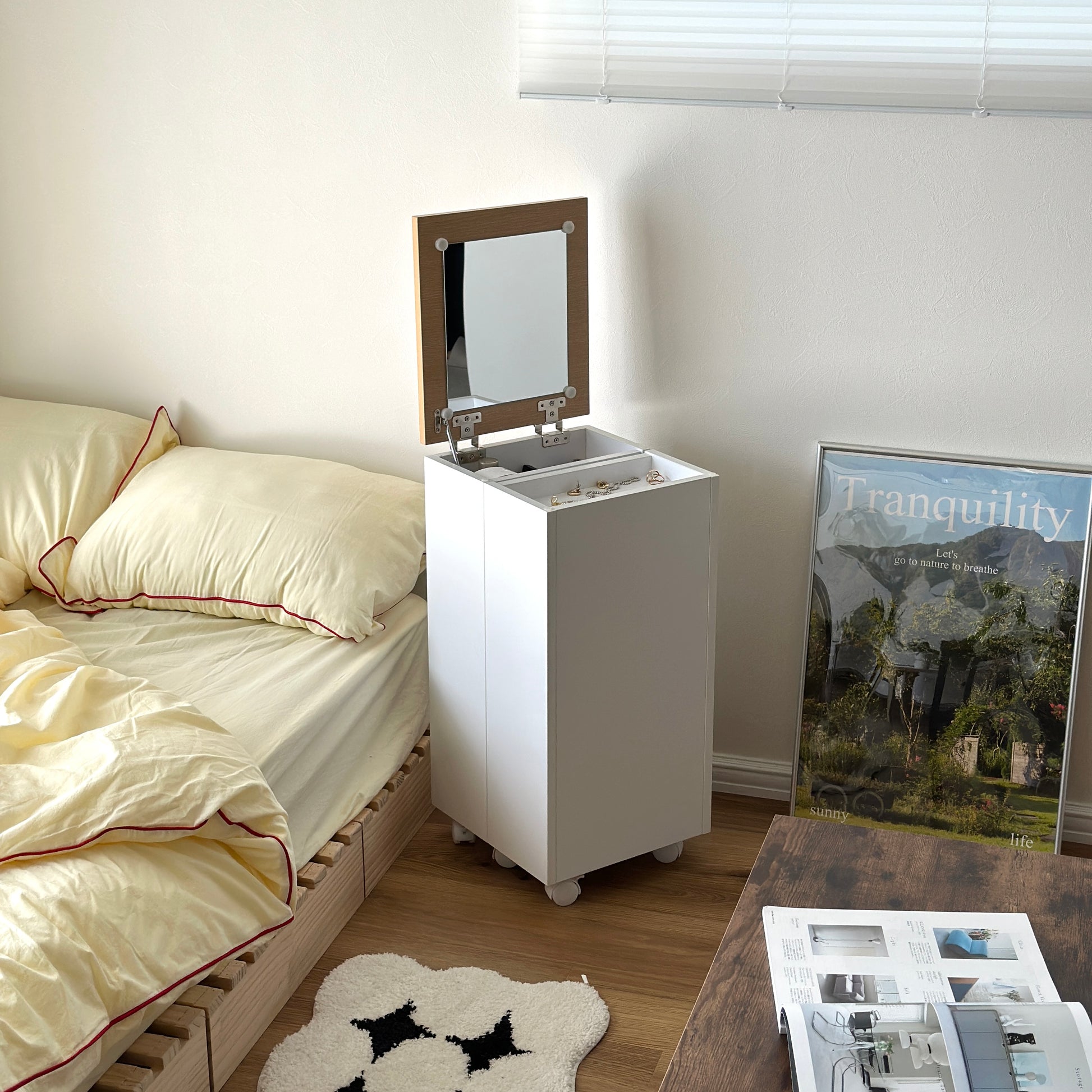 ホワイトのキャスター付きコスメワゴンの鏡付き天板を開けている様子