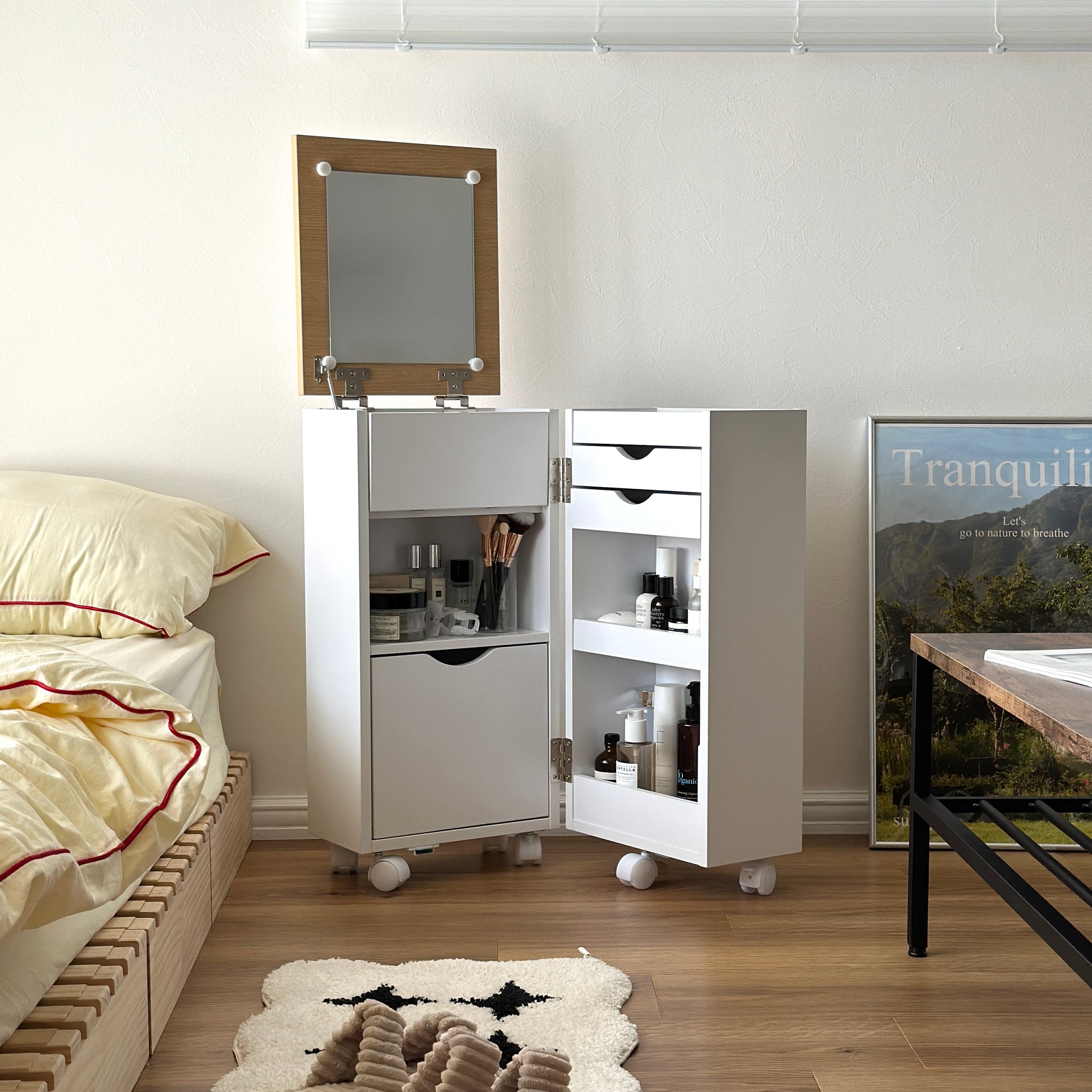 ホワイトのキャスター付きコスメワゴンにメイク道具やスキンケア用品を収納している様子