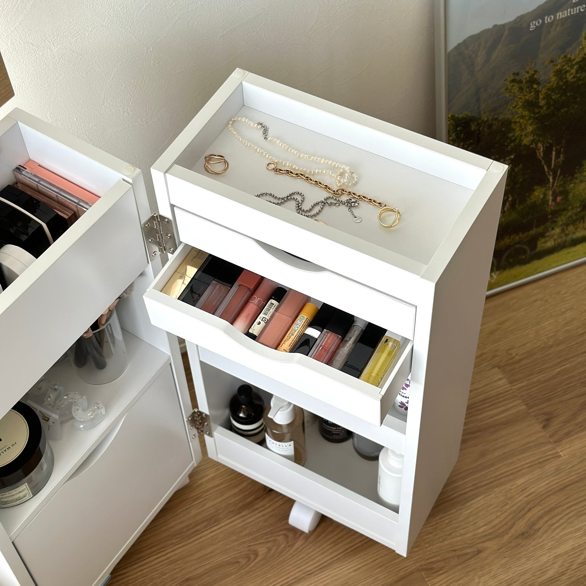 ホワイトのキャスター付きコスメワゴンにアクセサリーやメイク道具を収納している様子