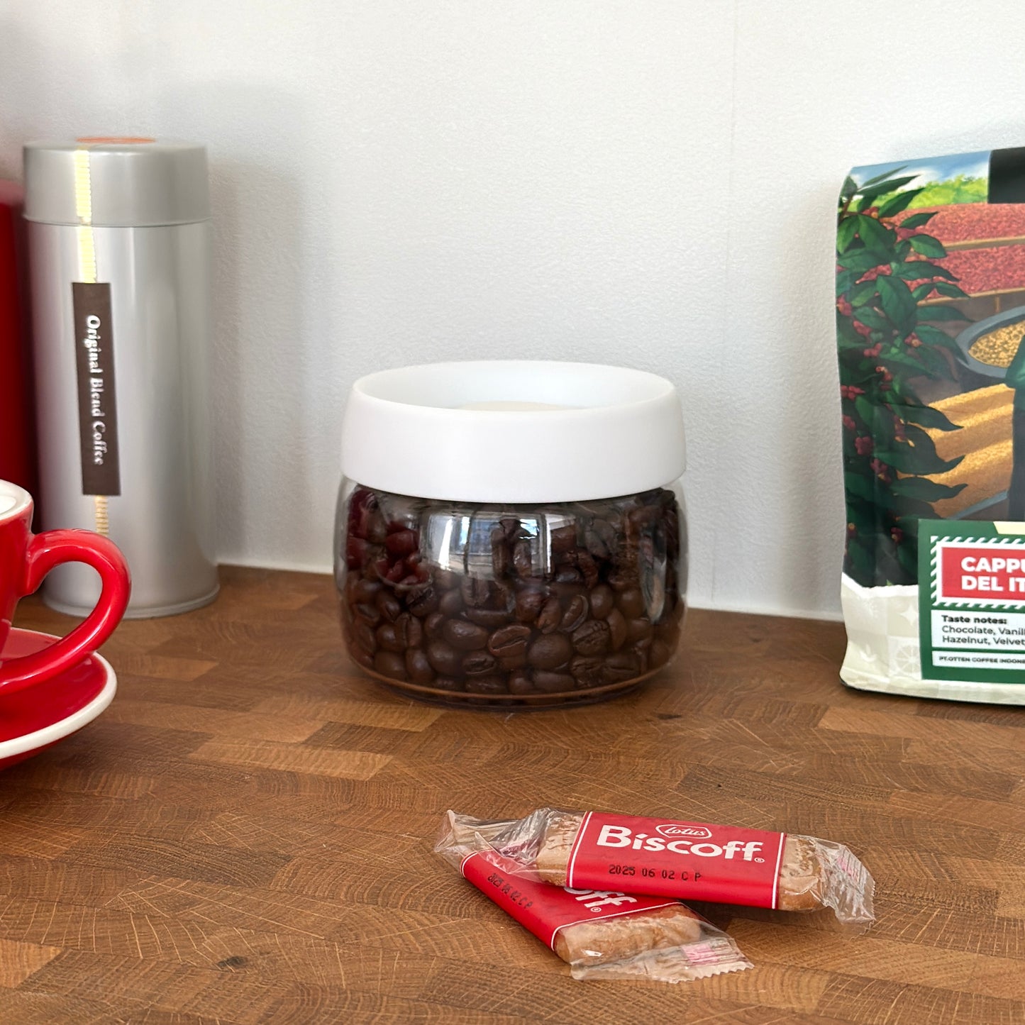 キャニスターの中にコーヒー豆が入っている様子