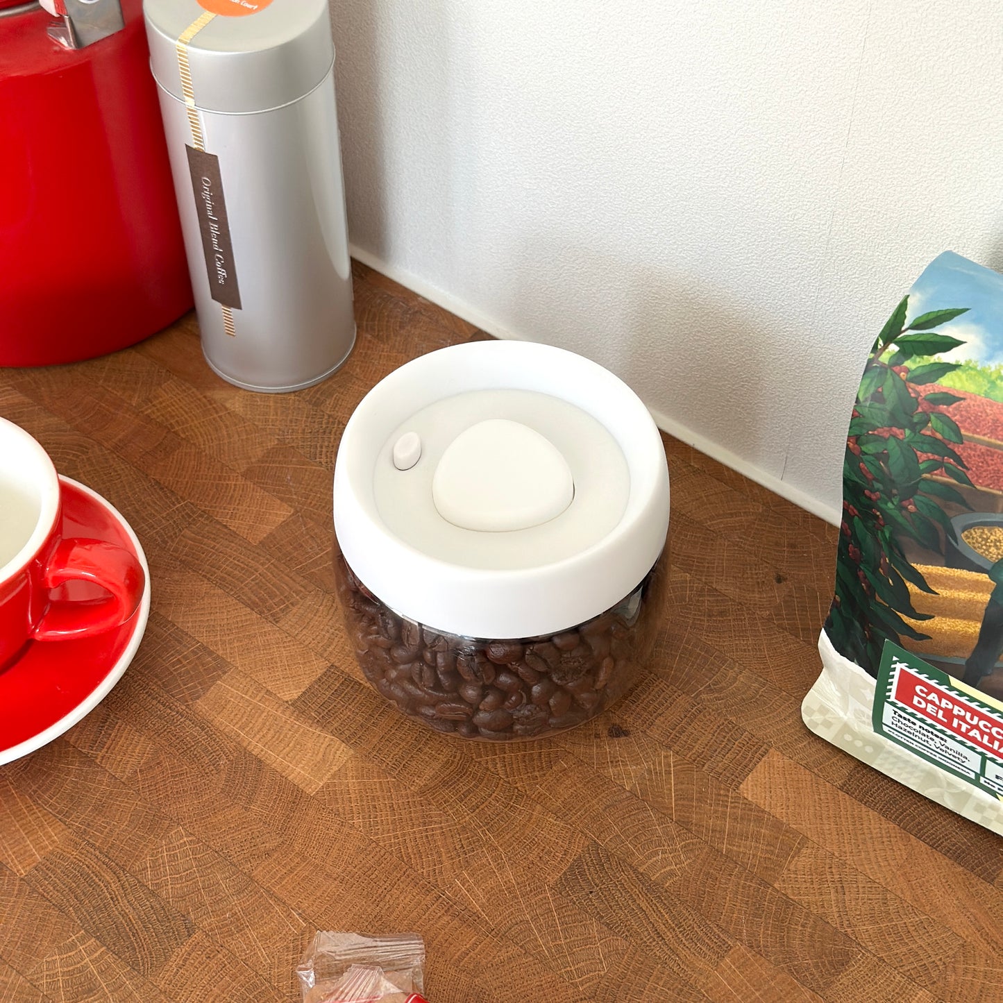 キャニスターの中にコーヒー豆が入っている様子
