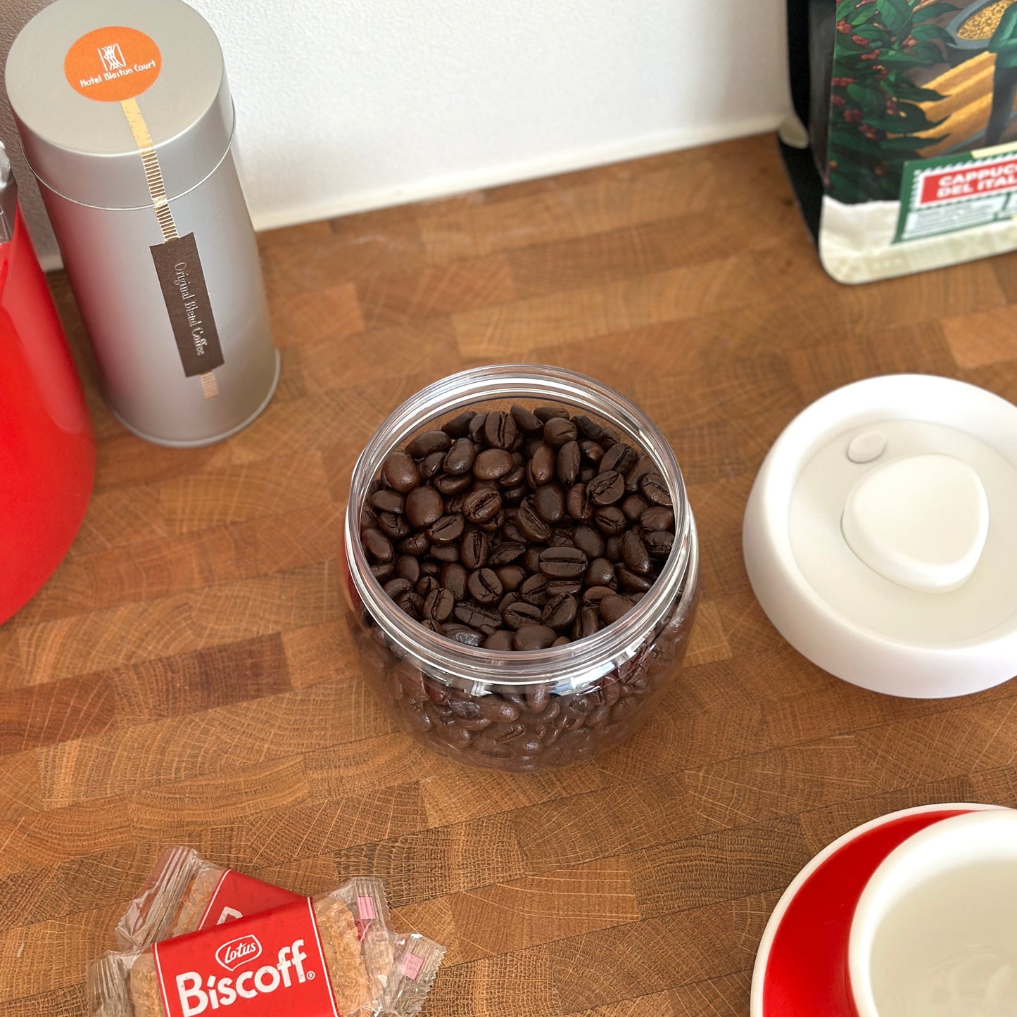 キャニスターの蓋を開けて、中にコーヒー豆が入っている様子