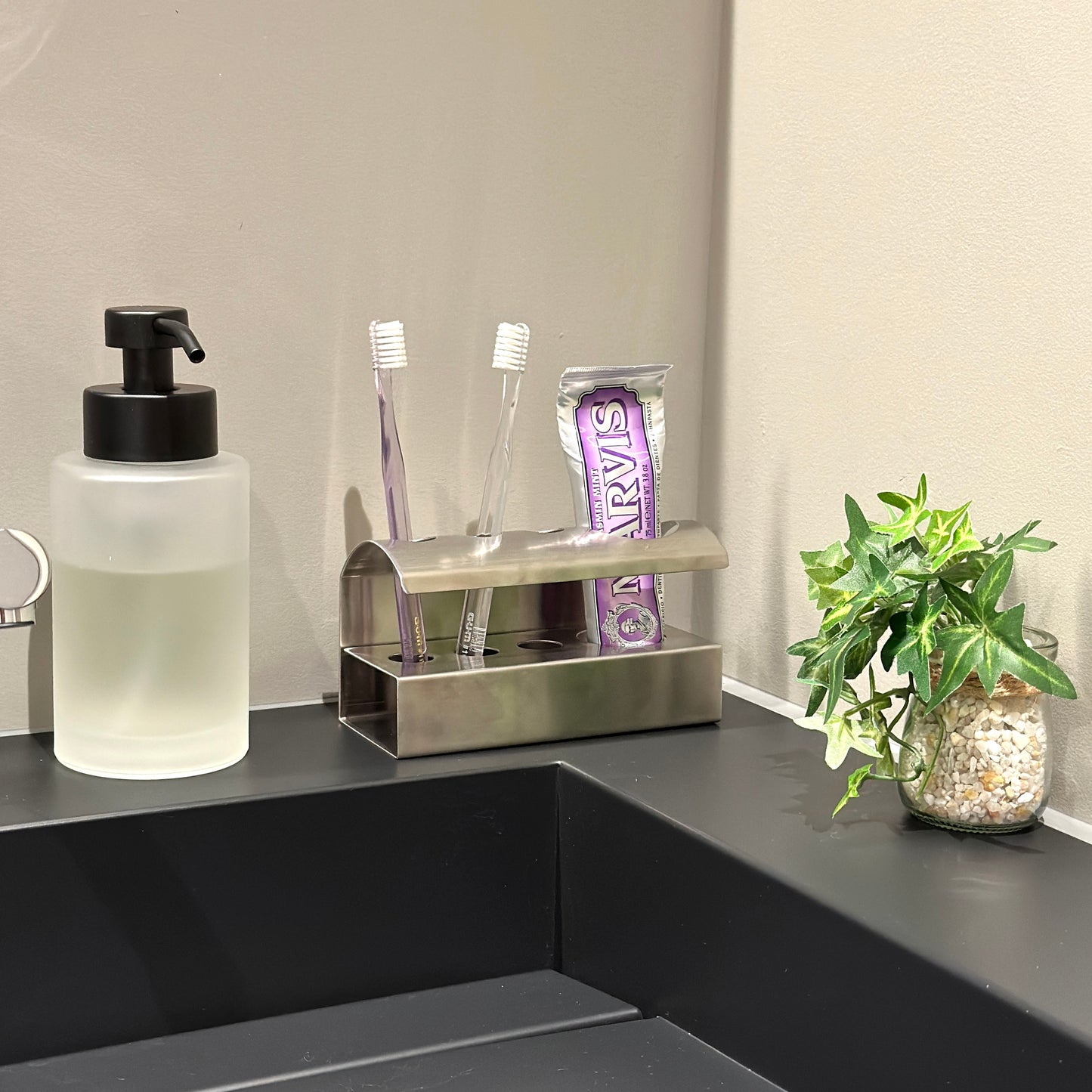 ステンレス製の歯ブラシスタンド