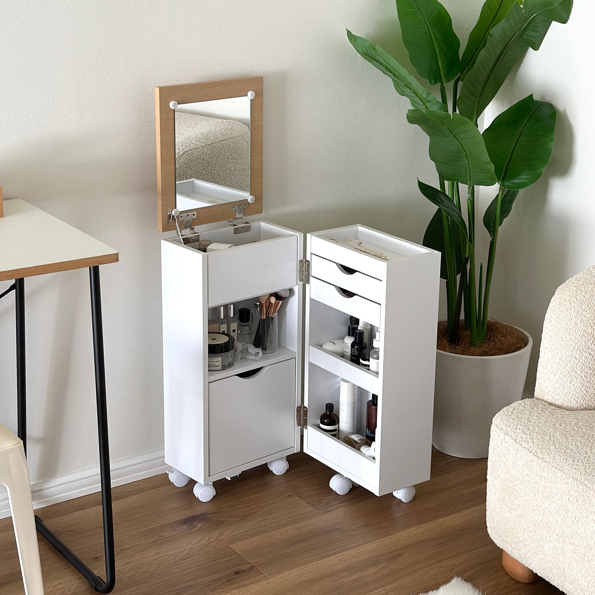 ホワイトのキャスター付きコスメワゴンを開いている様子