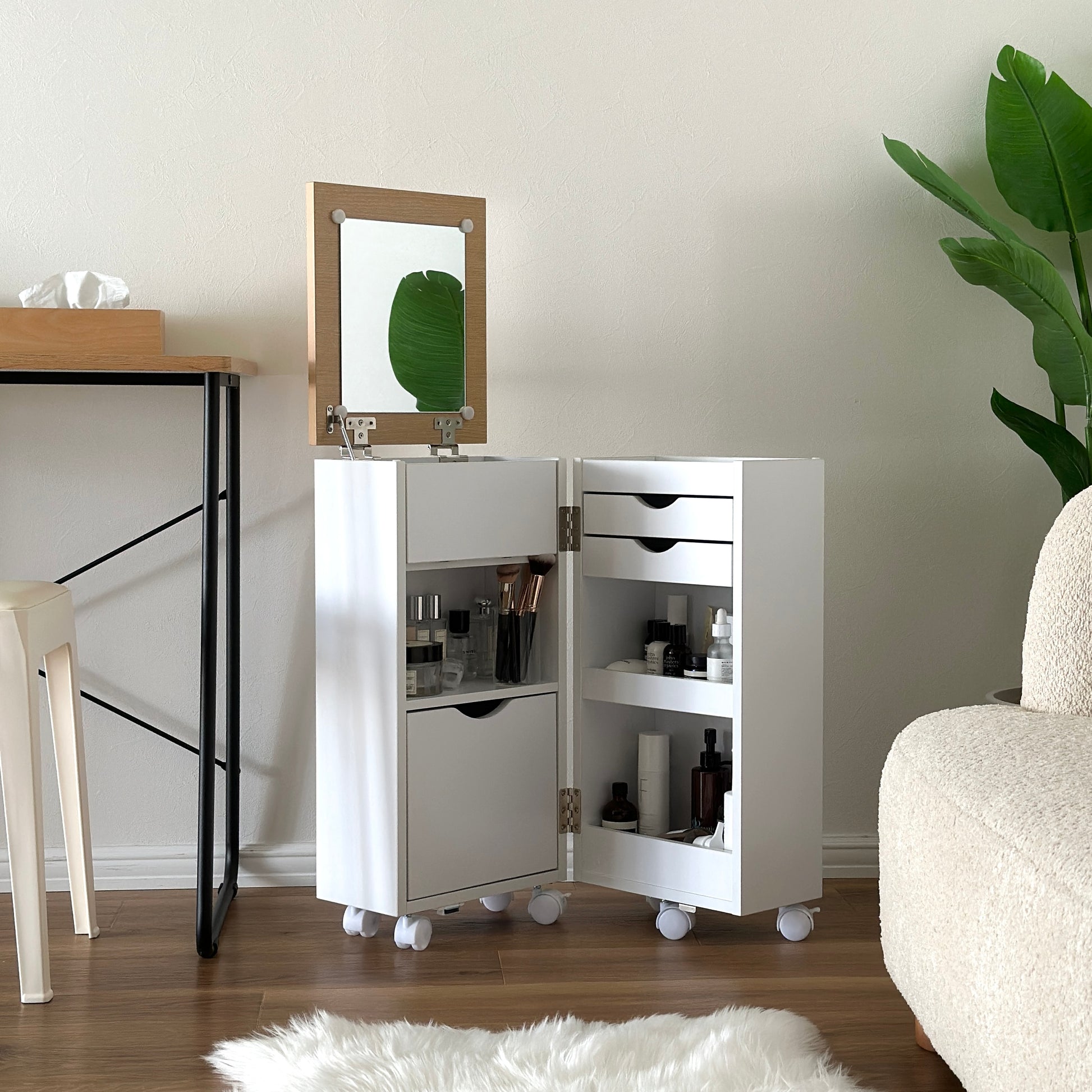 ホワイトのキャスター付きコスメワゴンを開いている様子