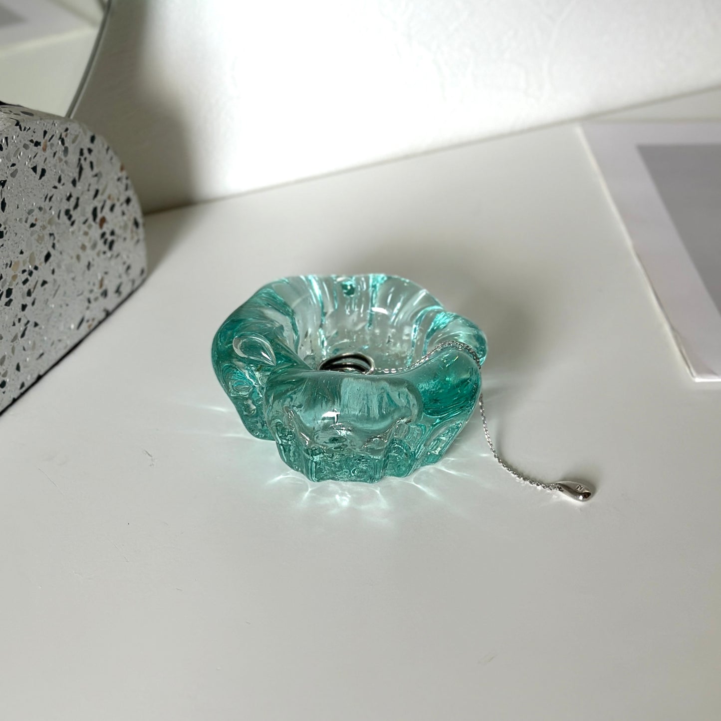 気泡が入った小さめのガラスプレートにアクセサリーが置かれてある