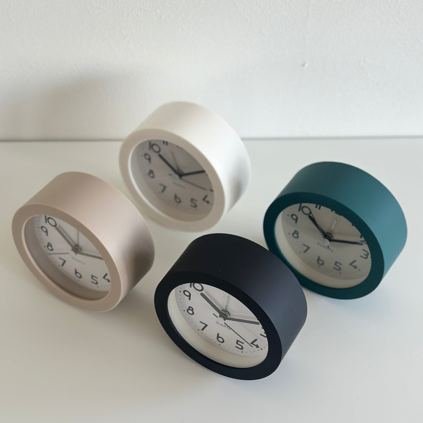 4色のシンプルな置き時計