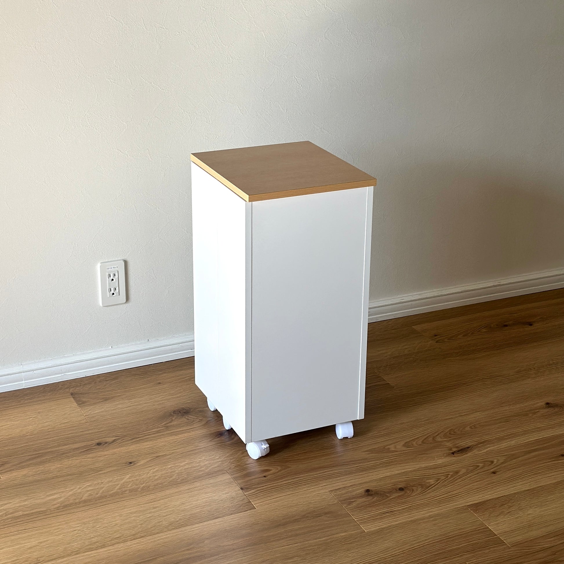 ホワイトのキャスター付きコスメワゴン