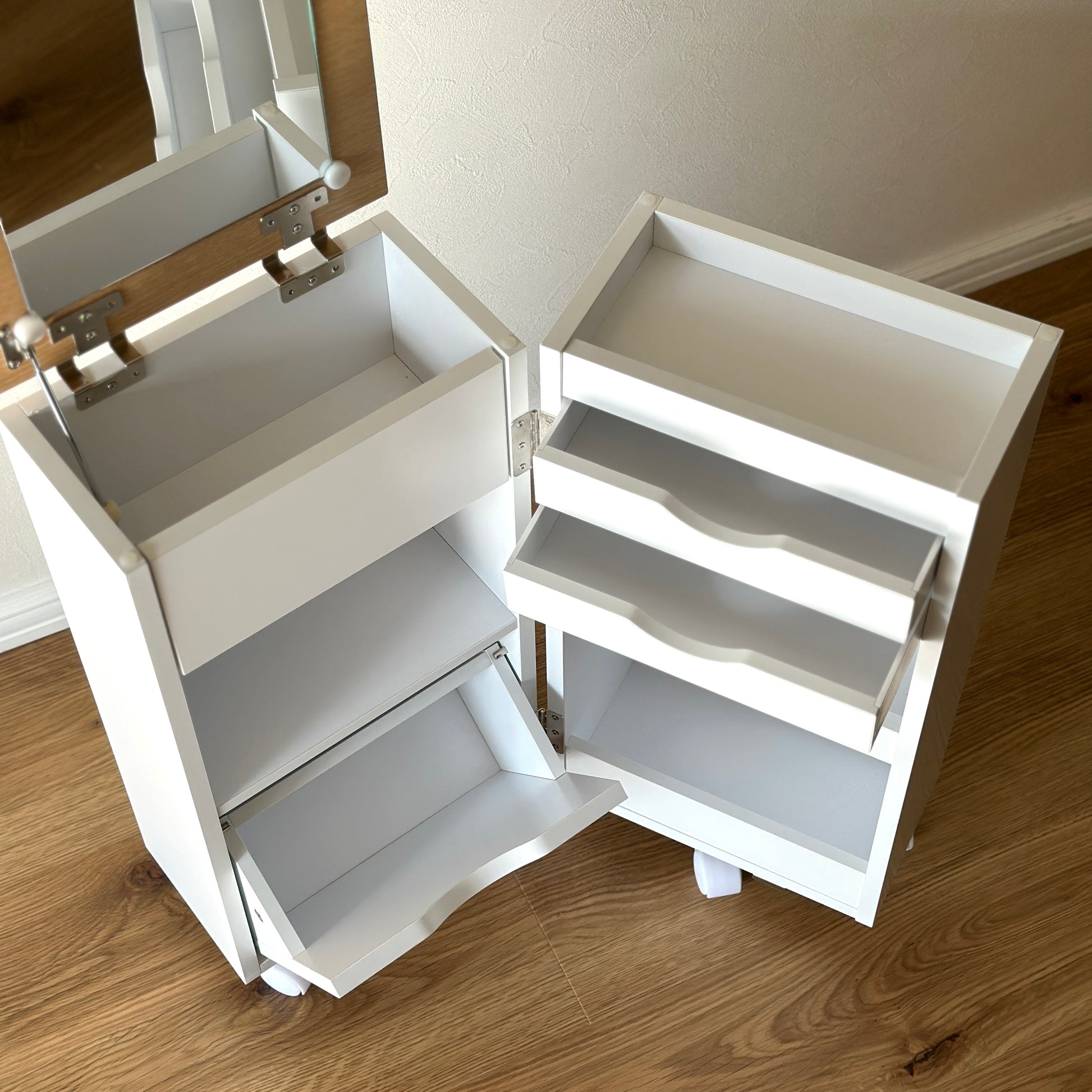 ホワイトのキャスター付きコスメワゴン