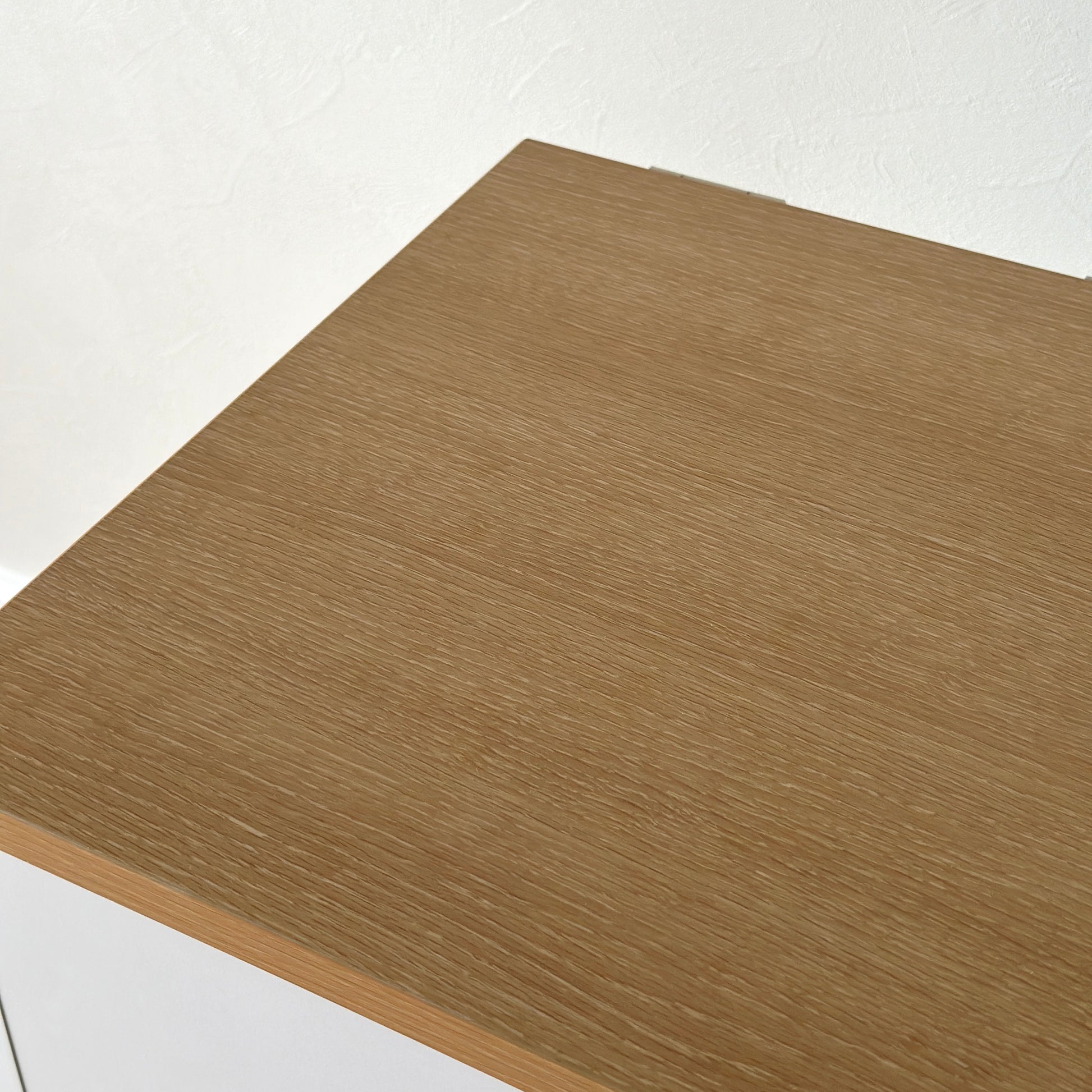 ホワイトのキャスター付きコスメワゴンのウッド調の天板部分