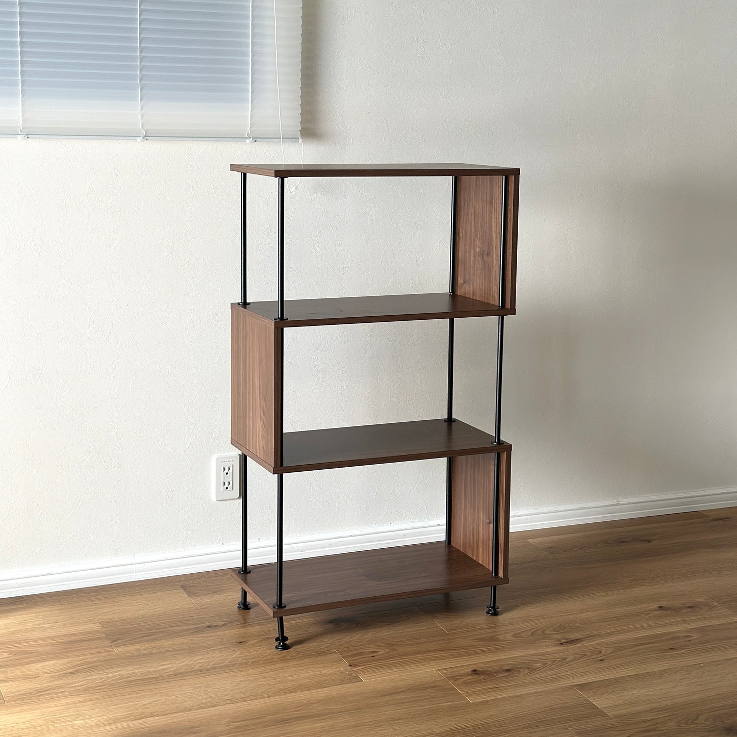 ウォルナットの3段S字型のオープンシェルフ