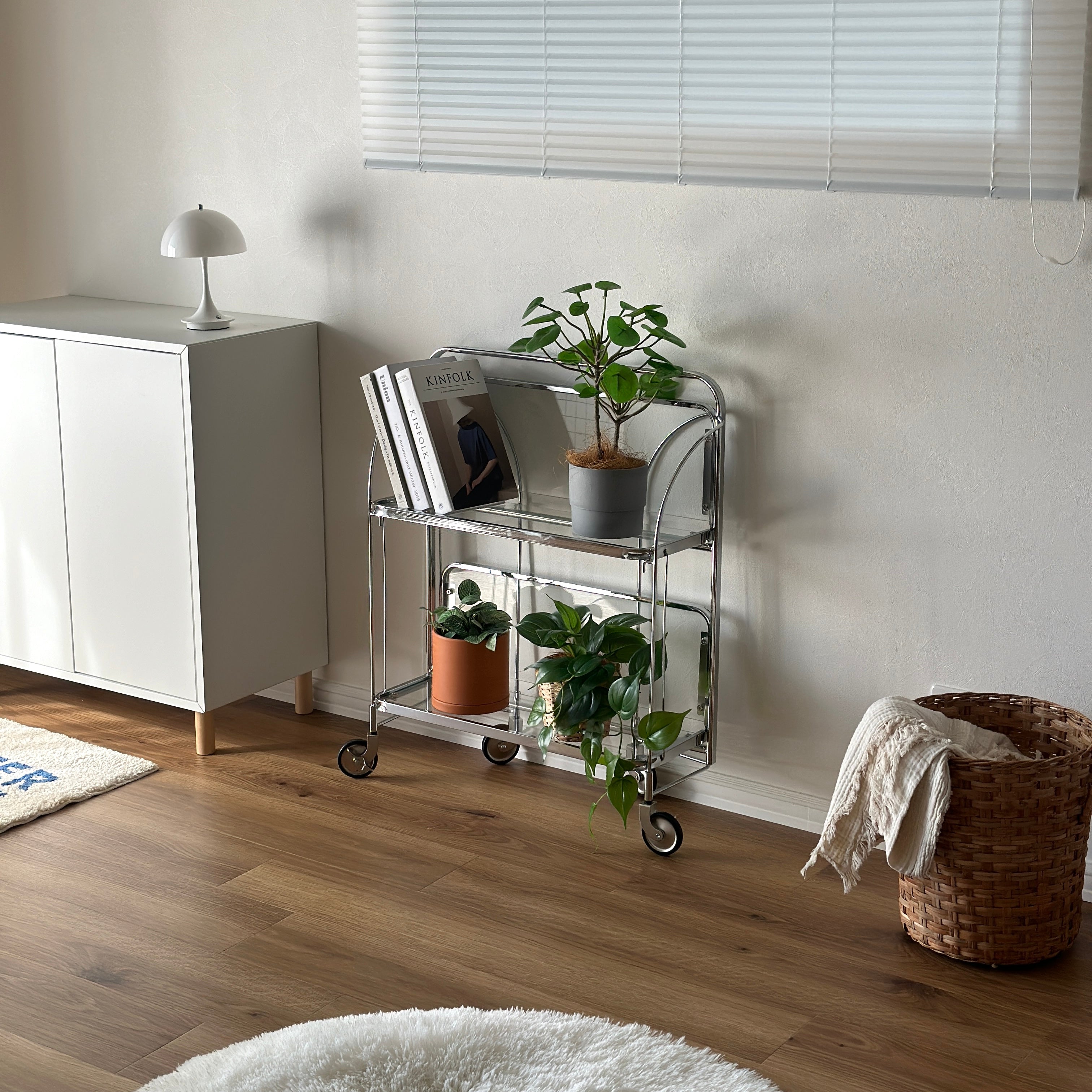 r118 ディテールにこだわったエレガントな雰囲気のワゴン ディスプレイ