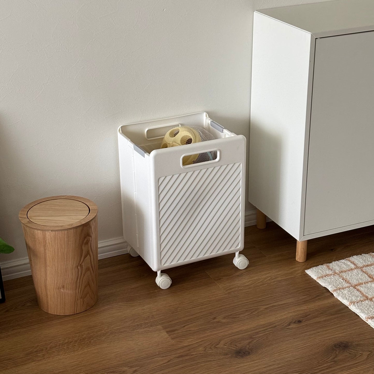 キャスター付きのランドリーバスケットを部屋で使っている様子