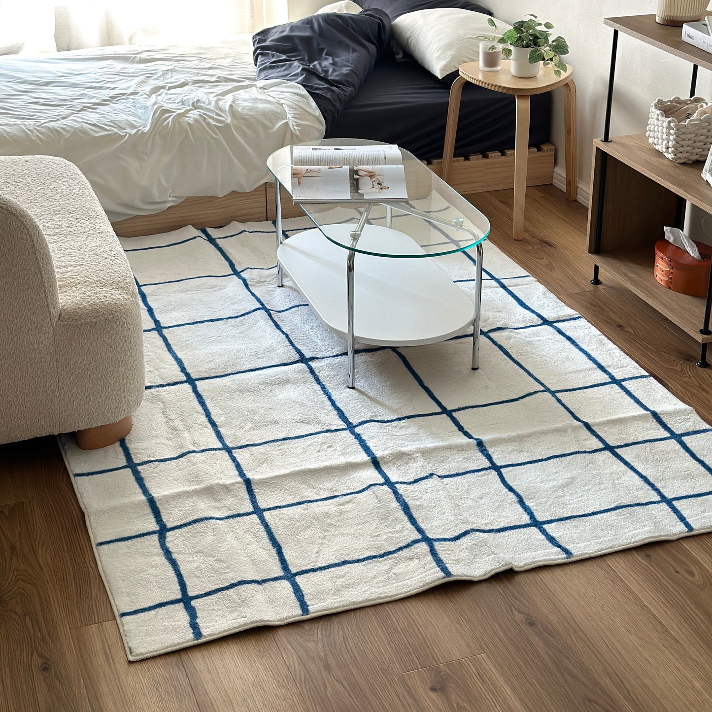 ブルーのチェックラグを部屋に敷いている様子