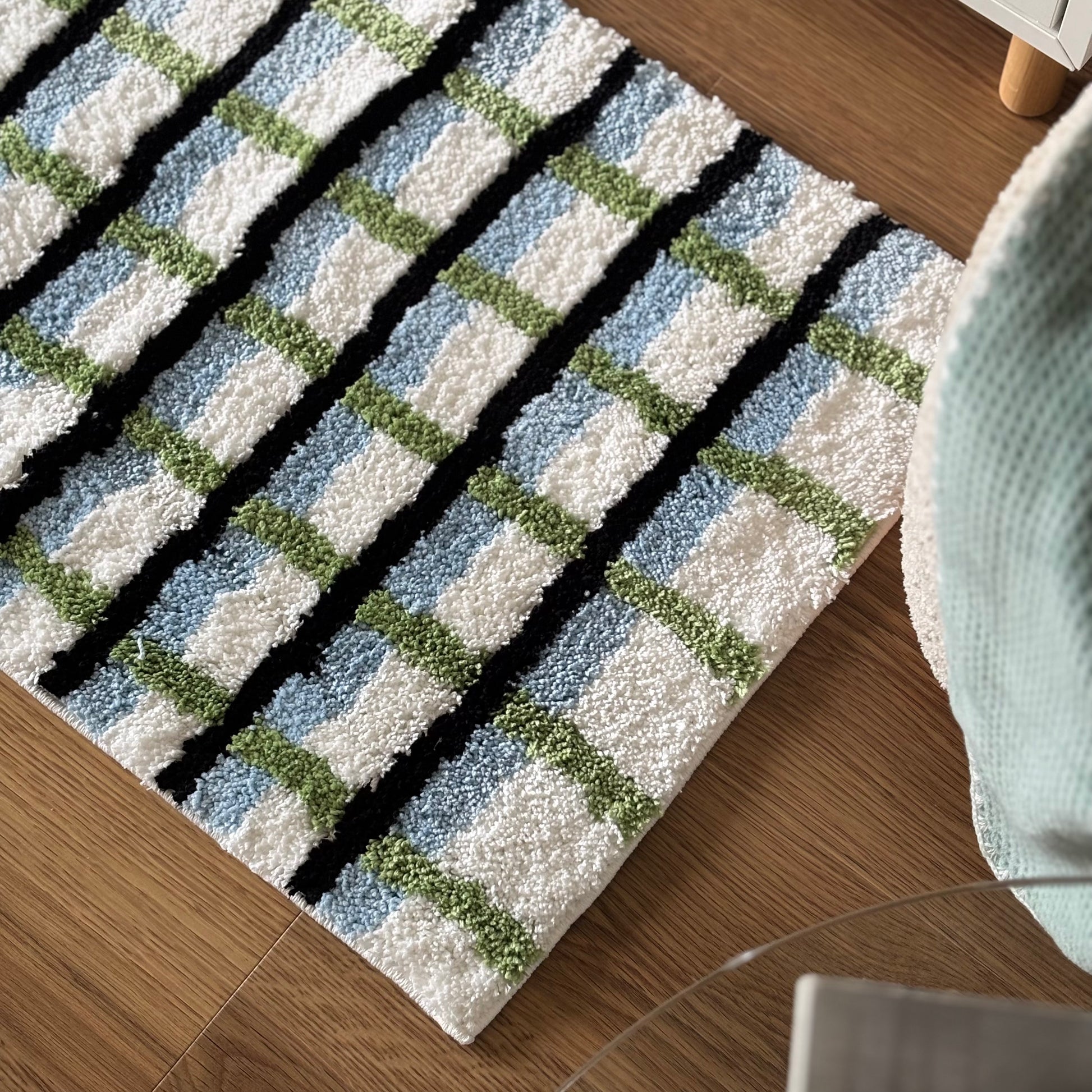 ブラックとグリーンとブルーの3色が入ったチェック柄のミニラグ