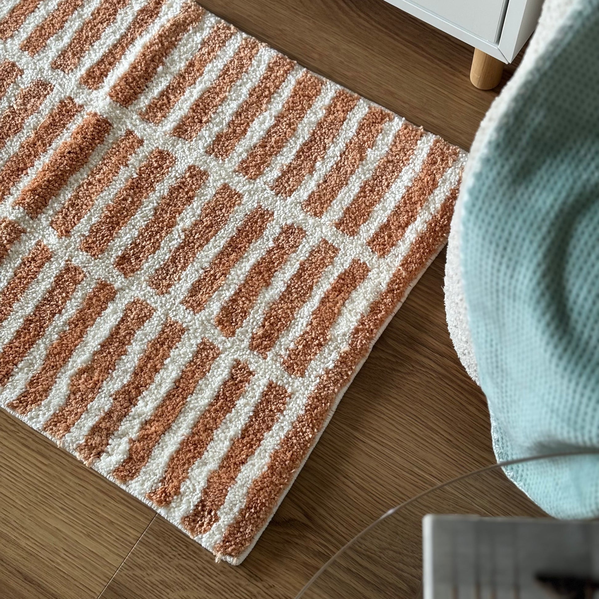 オレンジとホワイトのタイルライン柄のミニラグ