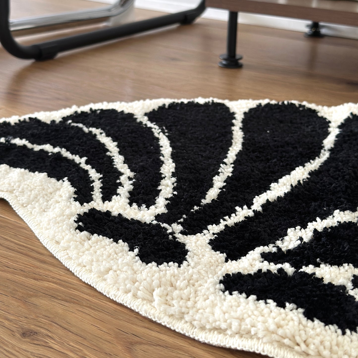 モノクロの貝殻柄のミニラグ