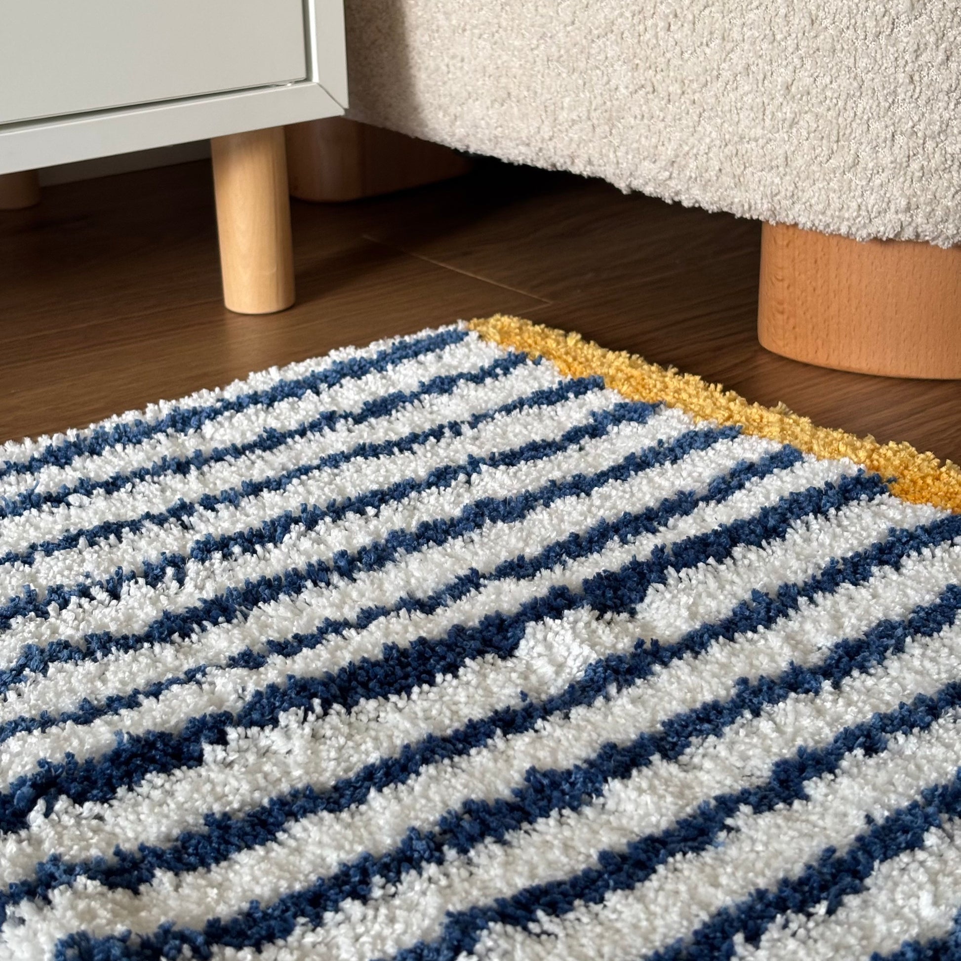 ブルーのボーダーとイエローの縁取りのミニラグ