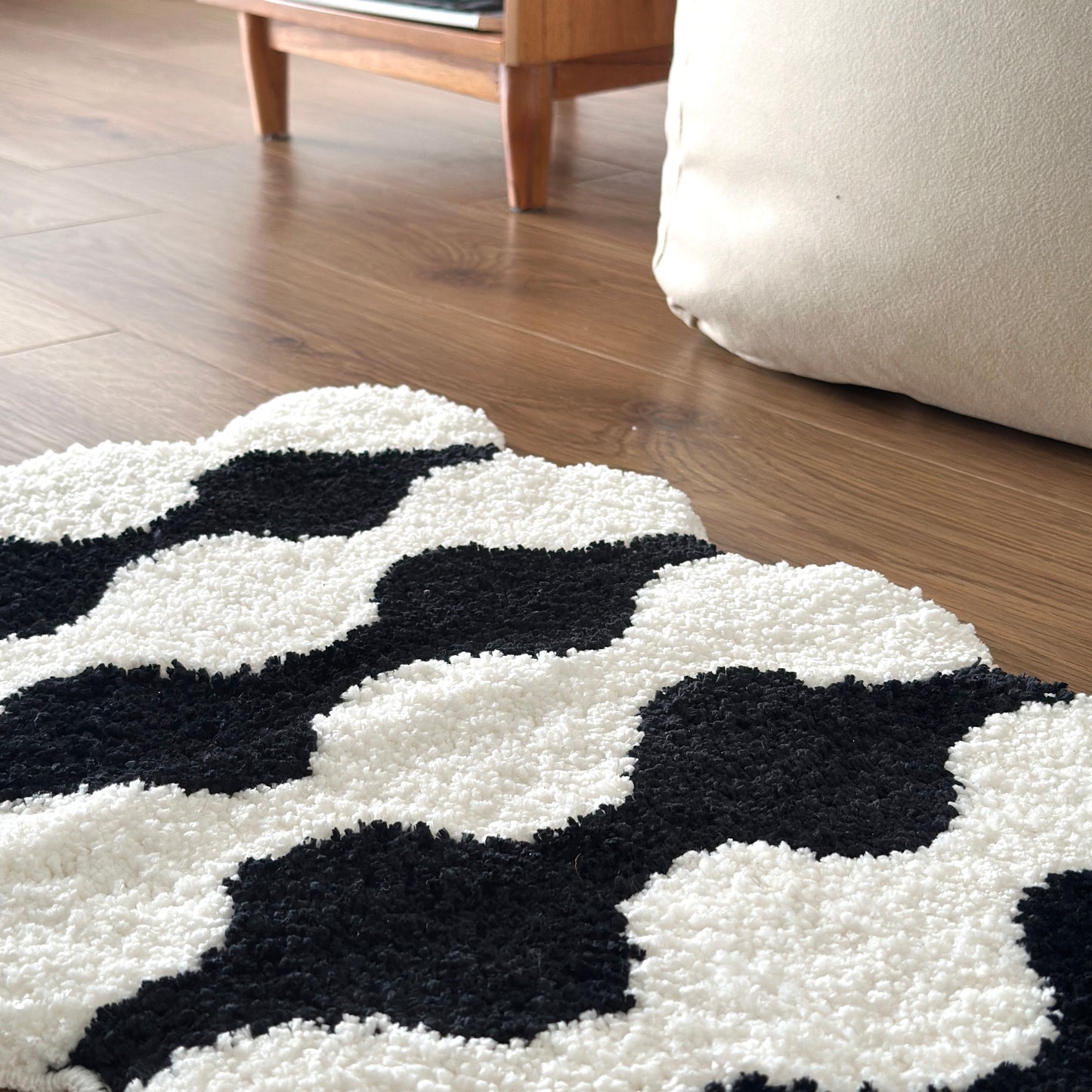 モノトーンのビーズ柄ミニラグ