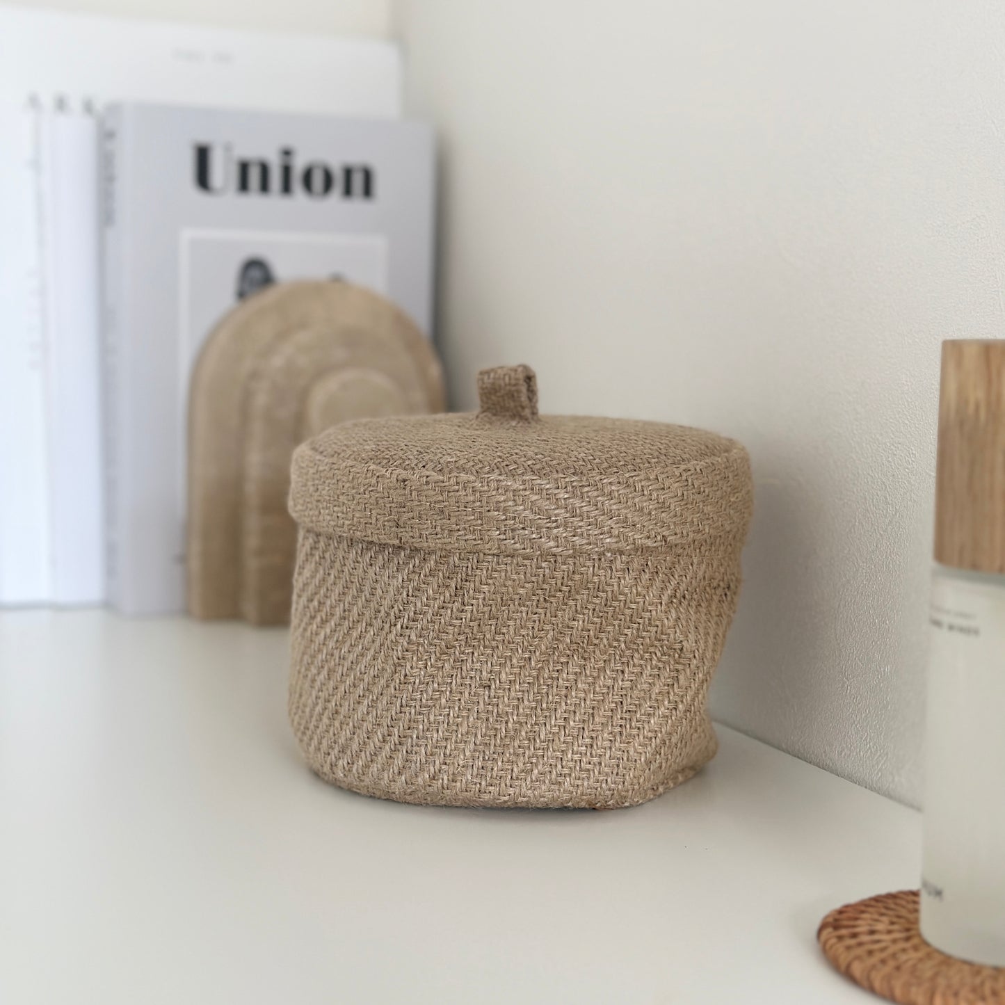 蓋が閉まった状態のリネン素材で出来た蓋付きのバスケット
