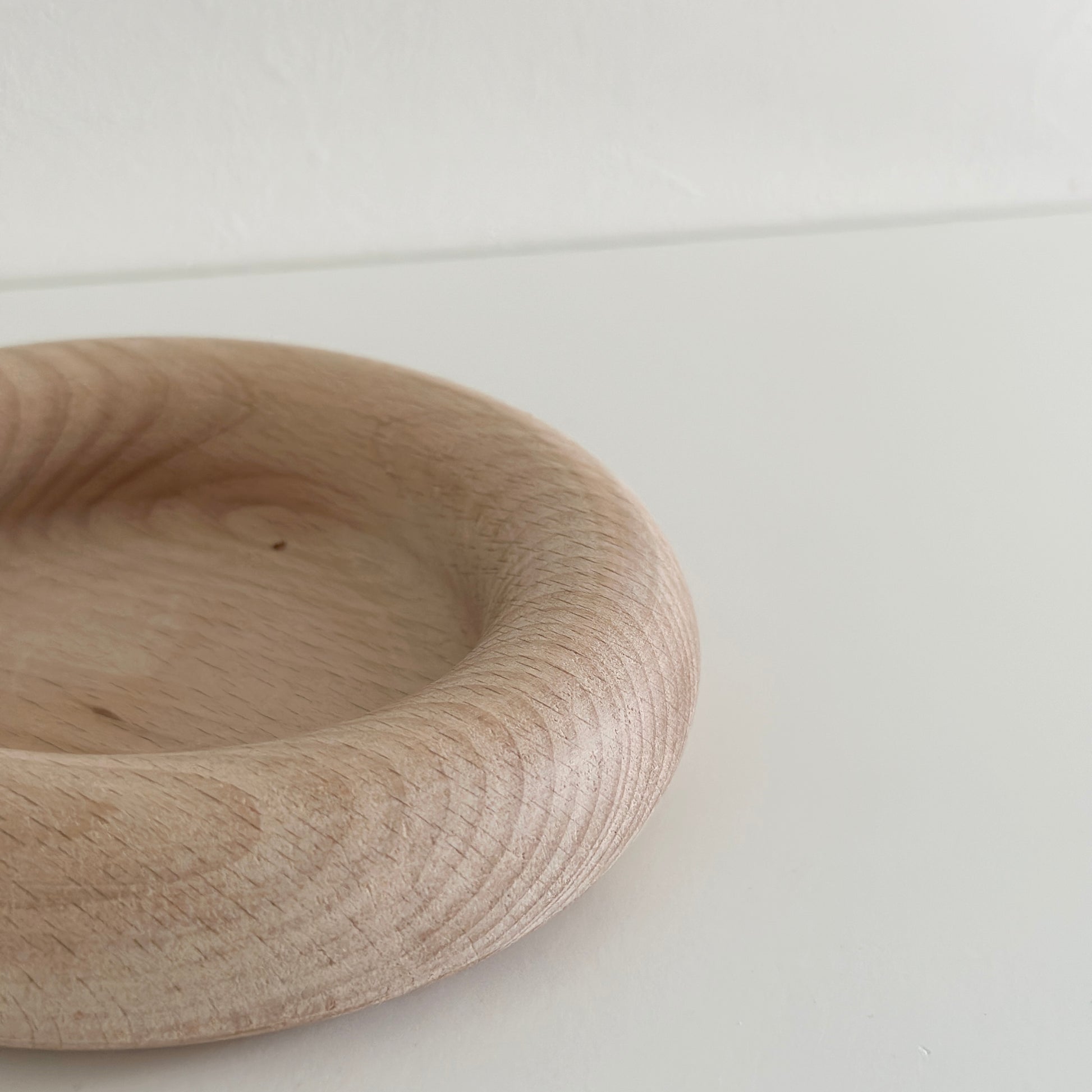 フチがぽってりした木製プレート