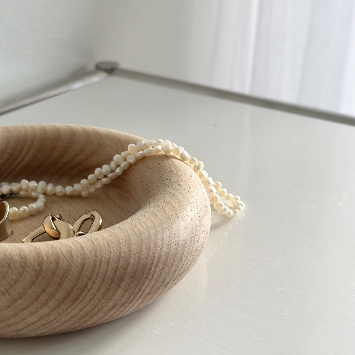 フチがぽってりした木製プレートの側面