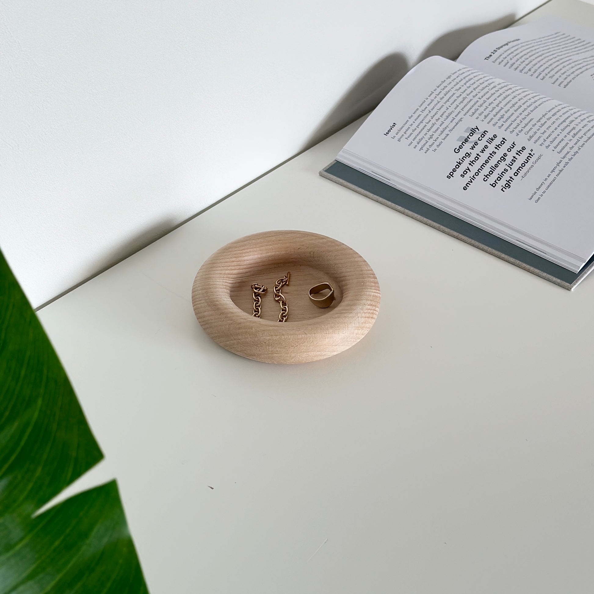 フチがぽってりした木製プレート