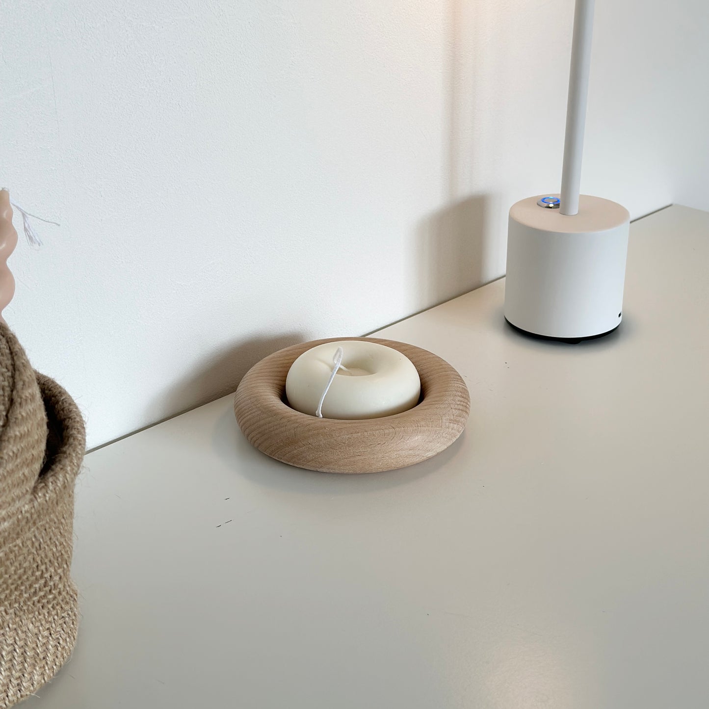 フチがぽってりした木製プレートにキャンドルが入れられている
