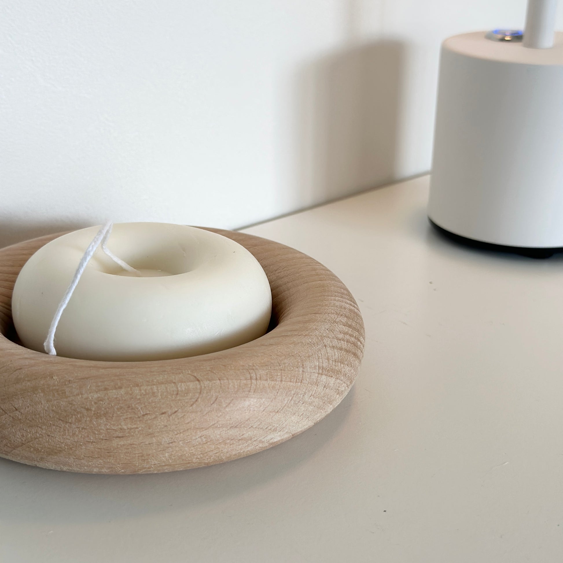 フチがぽってりした木製プレート