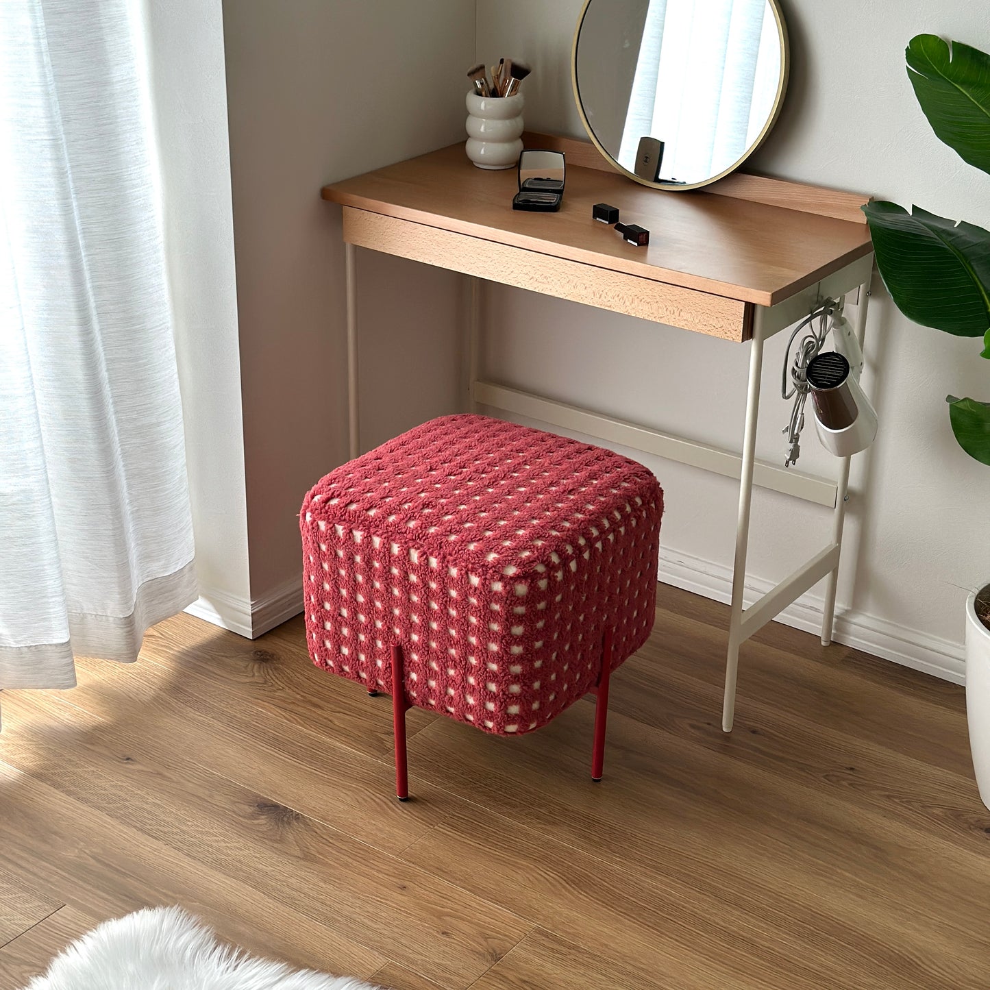 もこもこしたチェック柄の赤のスツールがドレッサー前に置かれている様子