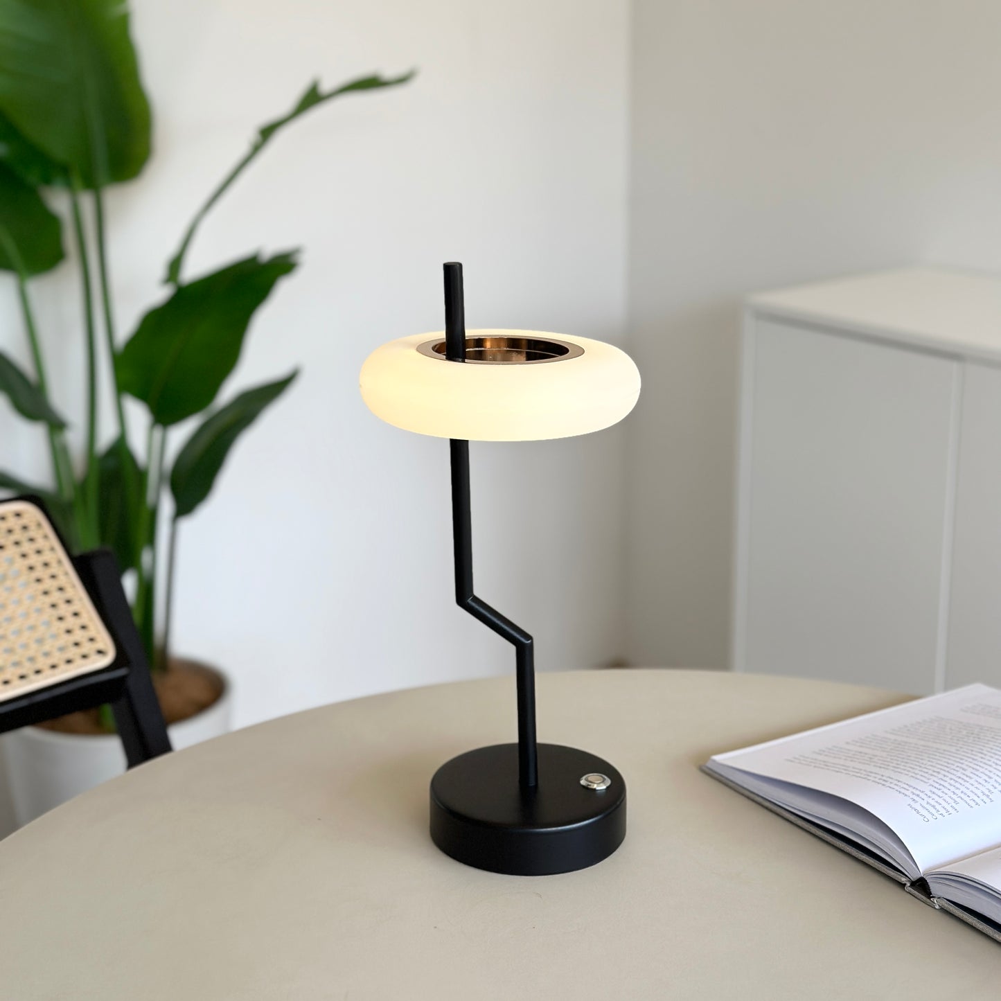 お部屋の中心にあるカフェテーブルに黒のお洒落なテーブルライトが飾ってある