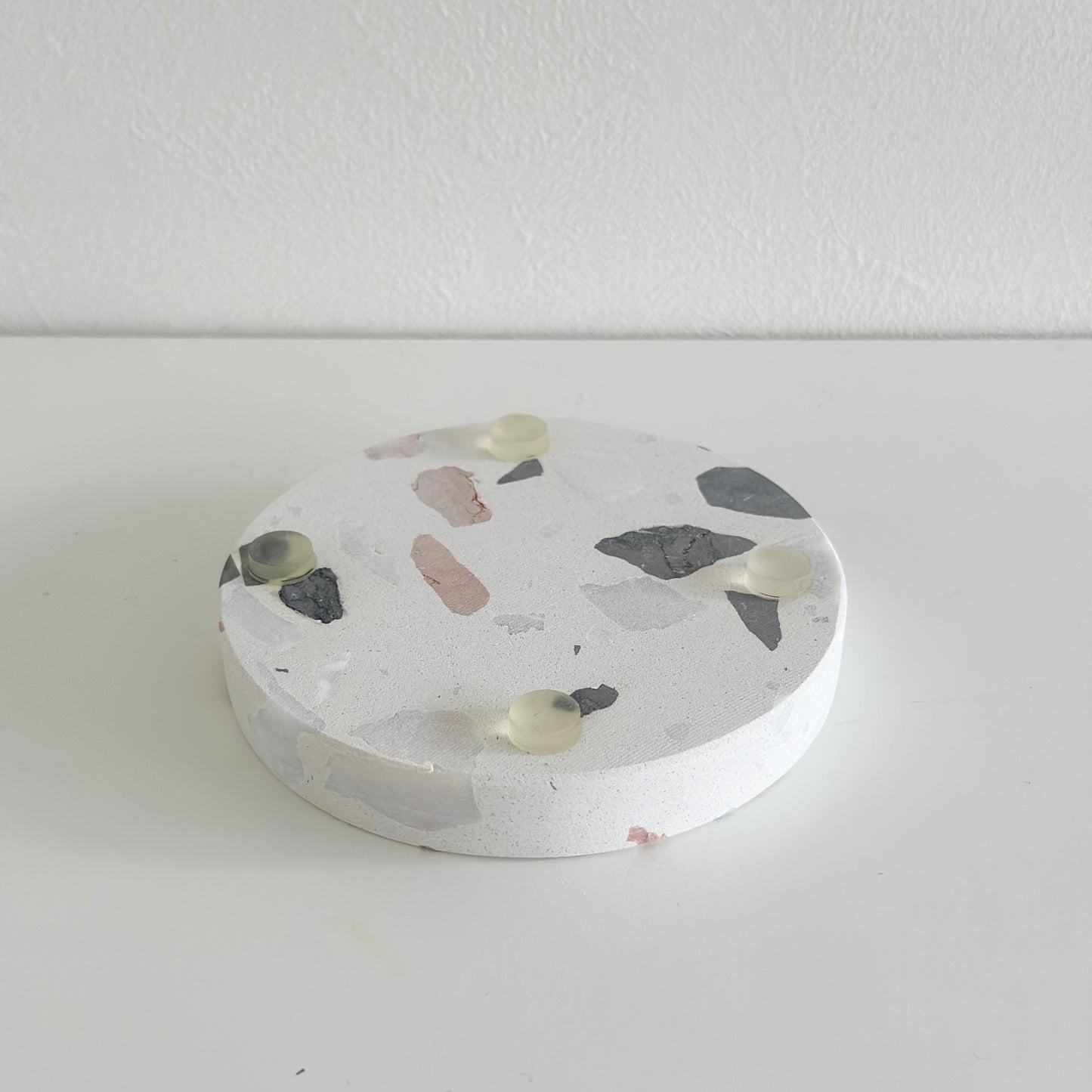 テラゾー柄の丸いプレート