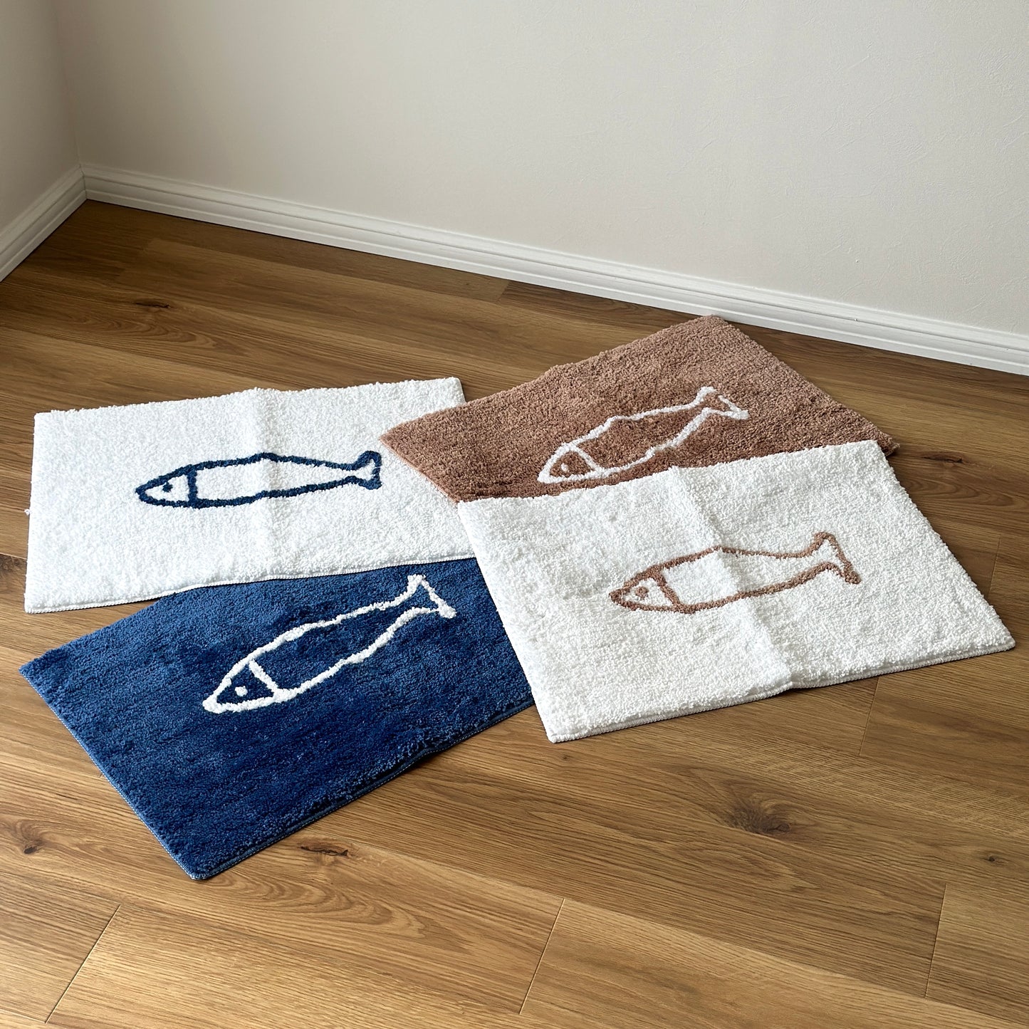 魚のイラストが描かれた4種類のラグ