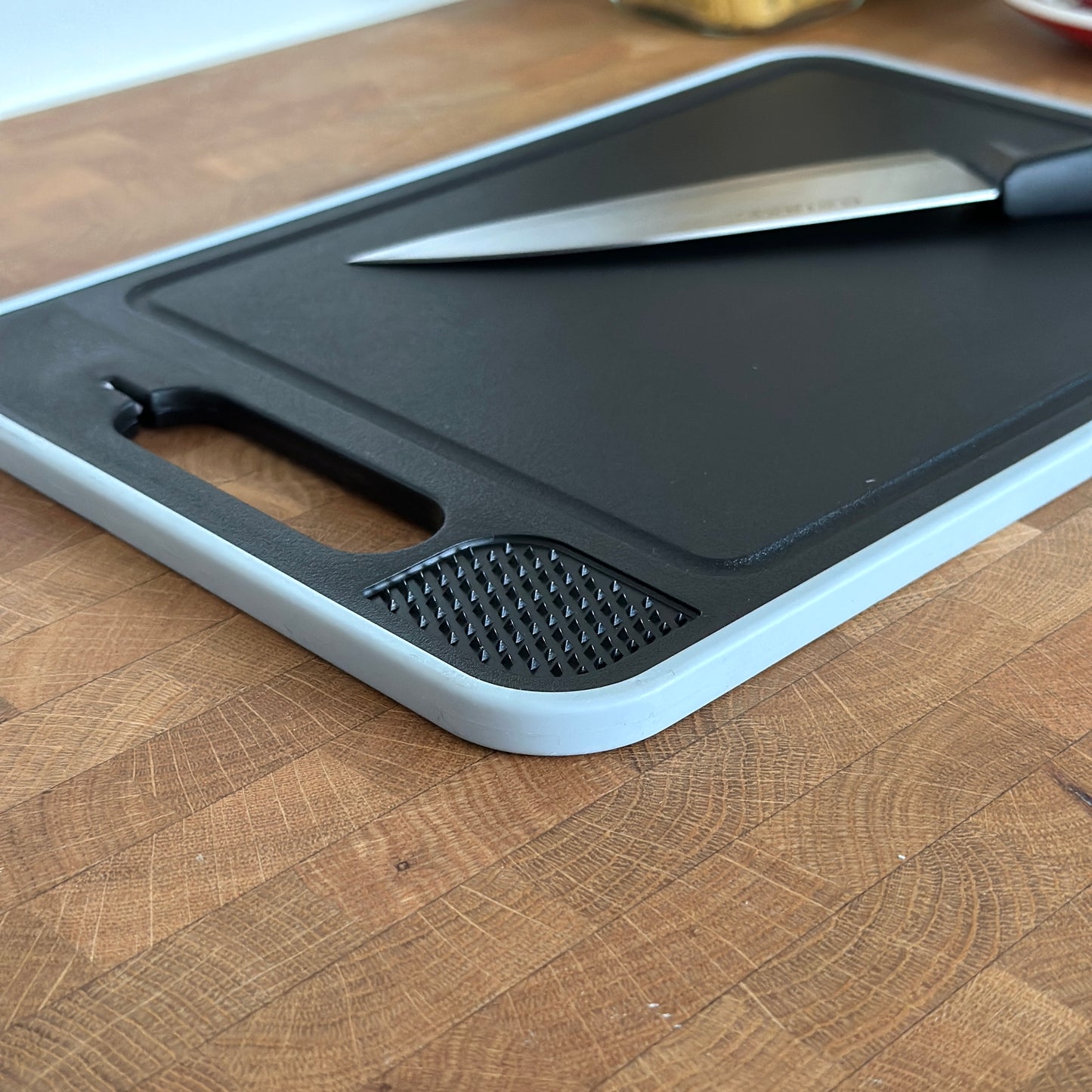 黒い解凍機能付きまな板の卸し金機能をアップにした写真