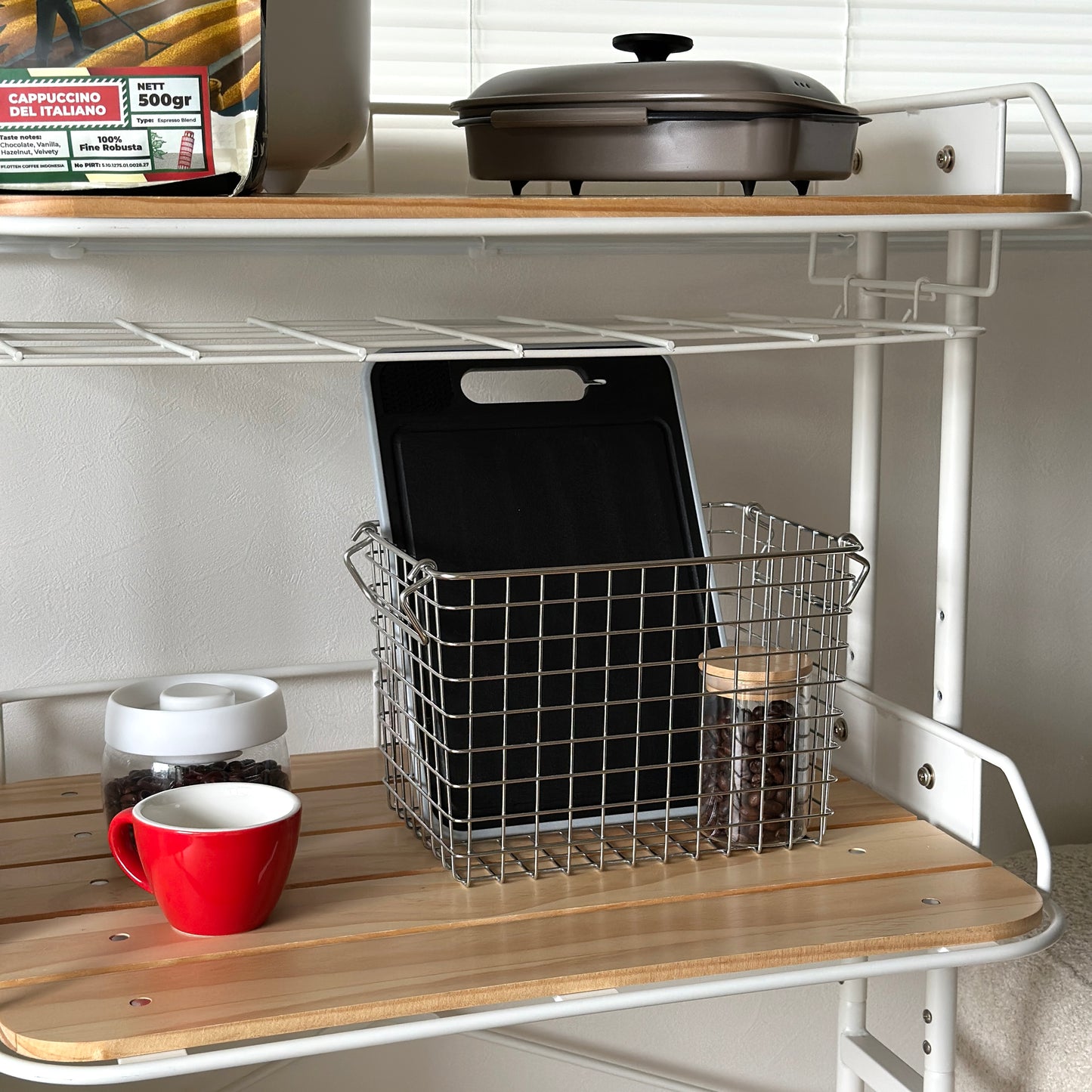 キッチンに黒い解凍機能付きまな板がしまってある様子