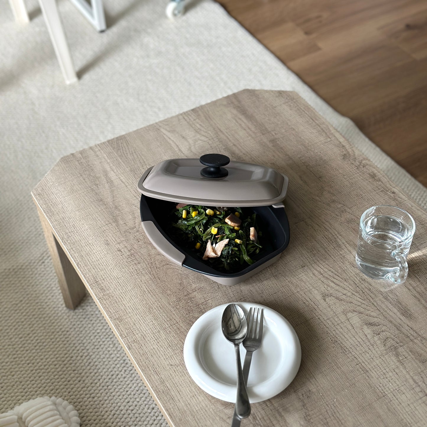 ブラウンベージュのレンジグリルを使って作ったほうれん草の炒め物が食卓に並んでいる様子