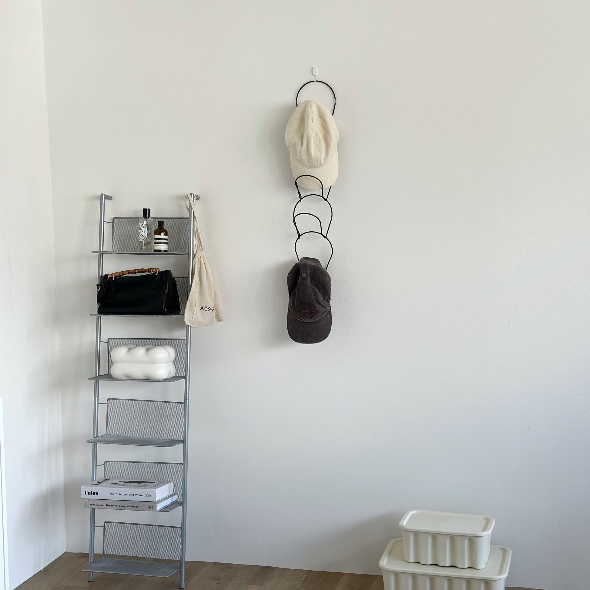 ブラックの帽子掛けハンガーにキャップが2つ掛かっている