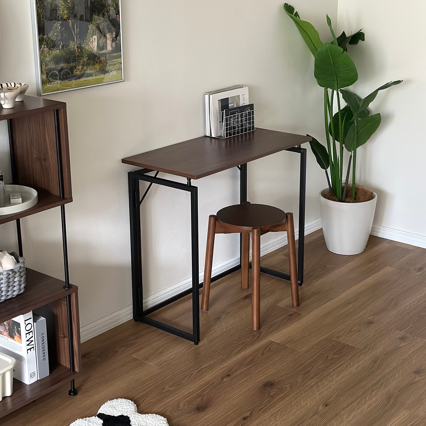 ブラウンの折りたたみ式の机を部屋で使っている様子