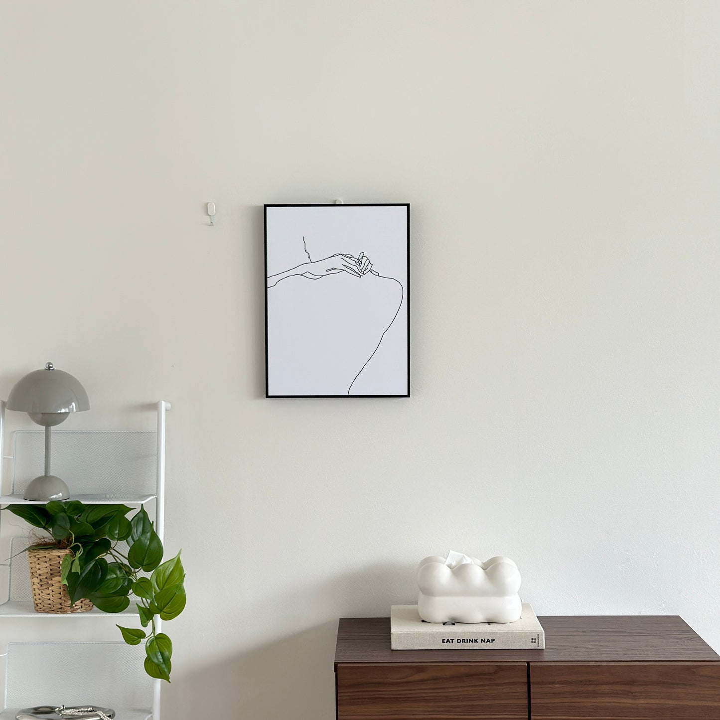 ニュアンスライン後ろ姿が描かれたアートが壁に掛けられている