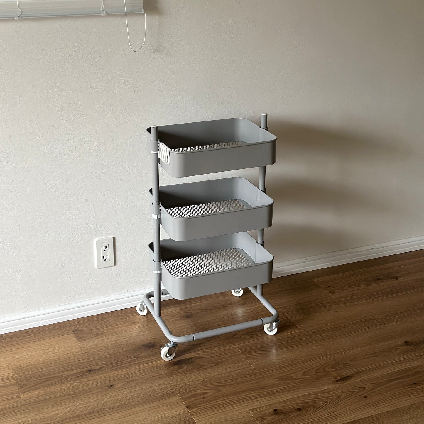 グレーの3段バスケットワゴン