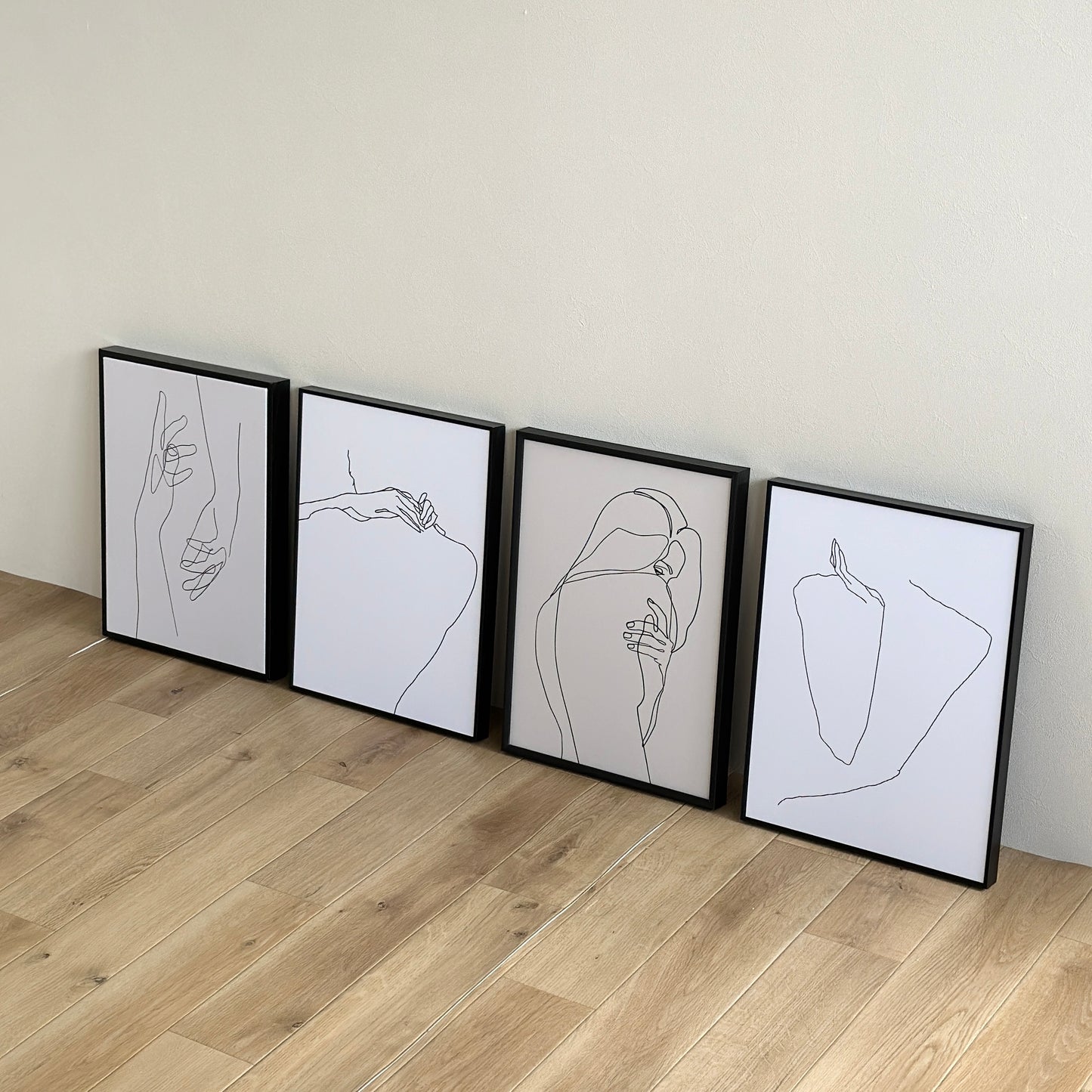 ニュアンスラインで描かれたアートが4つ並べられている