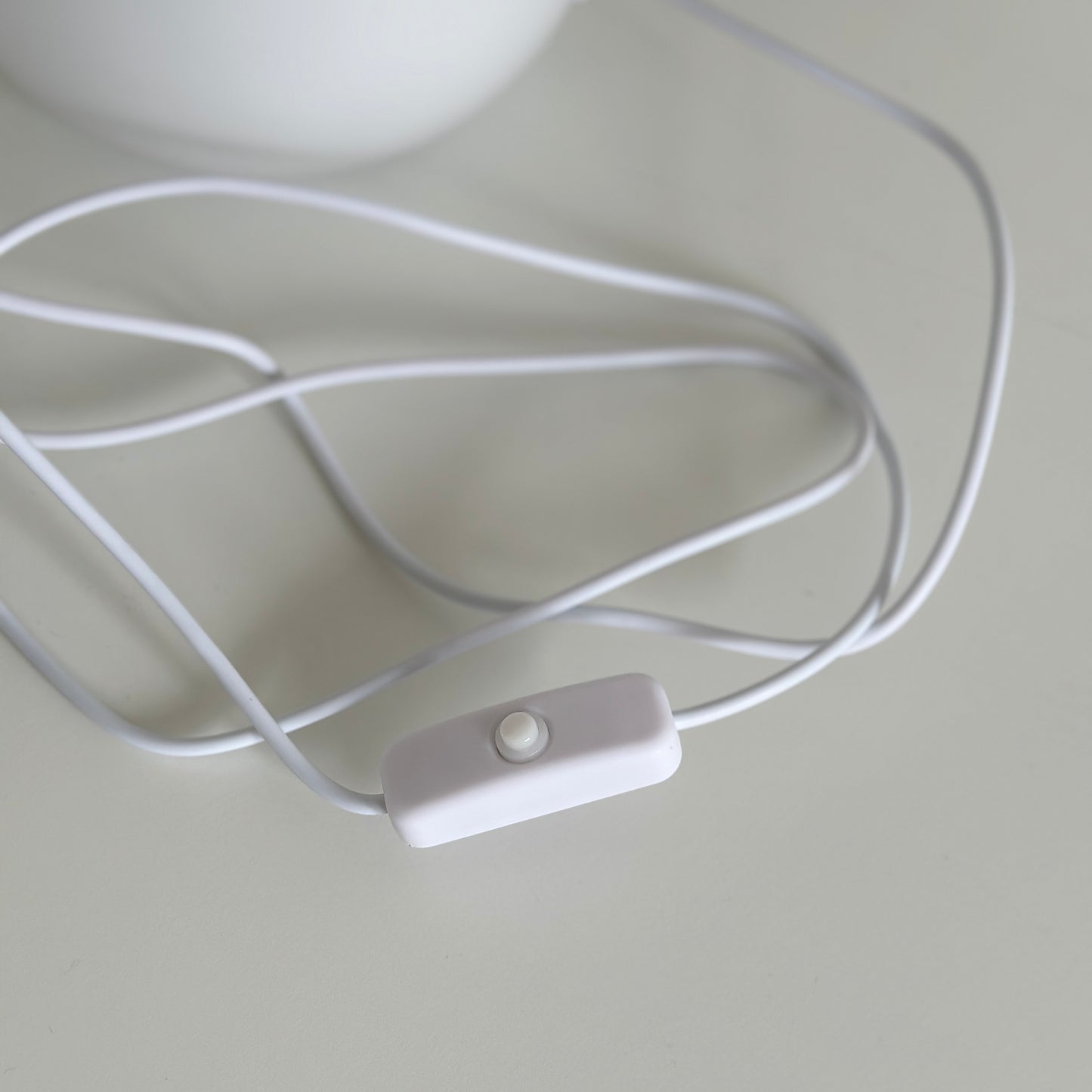 きのこのような形をしたミニサイズのライトのスイッチ