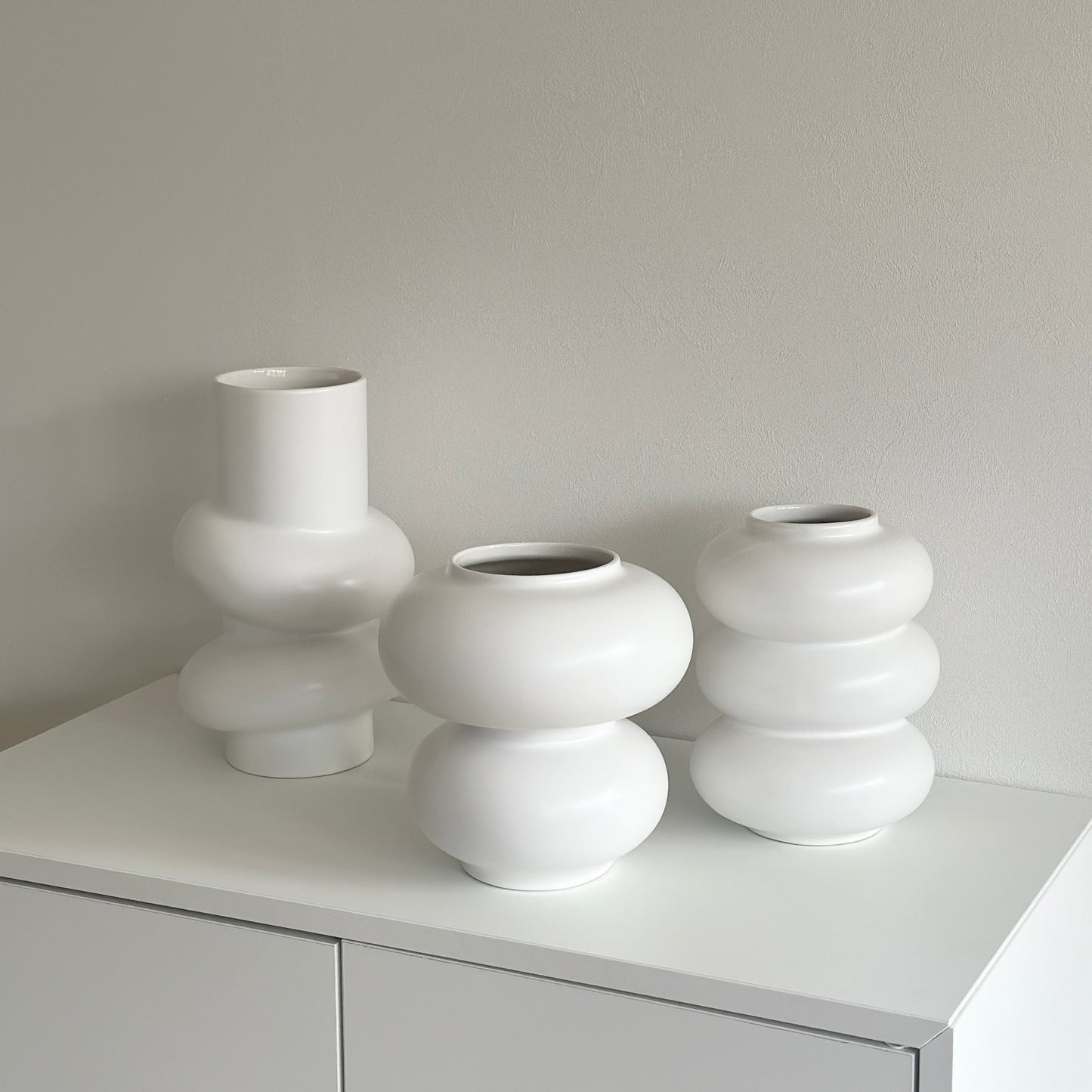 ホワイトのシルエットが特徴的なフラワーベースが3種類並んでいる様子